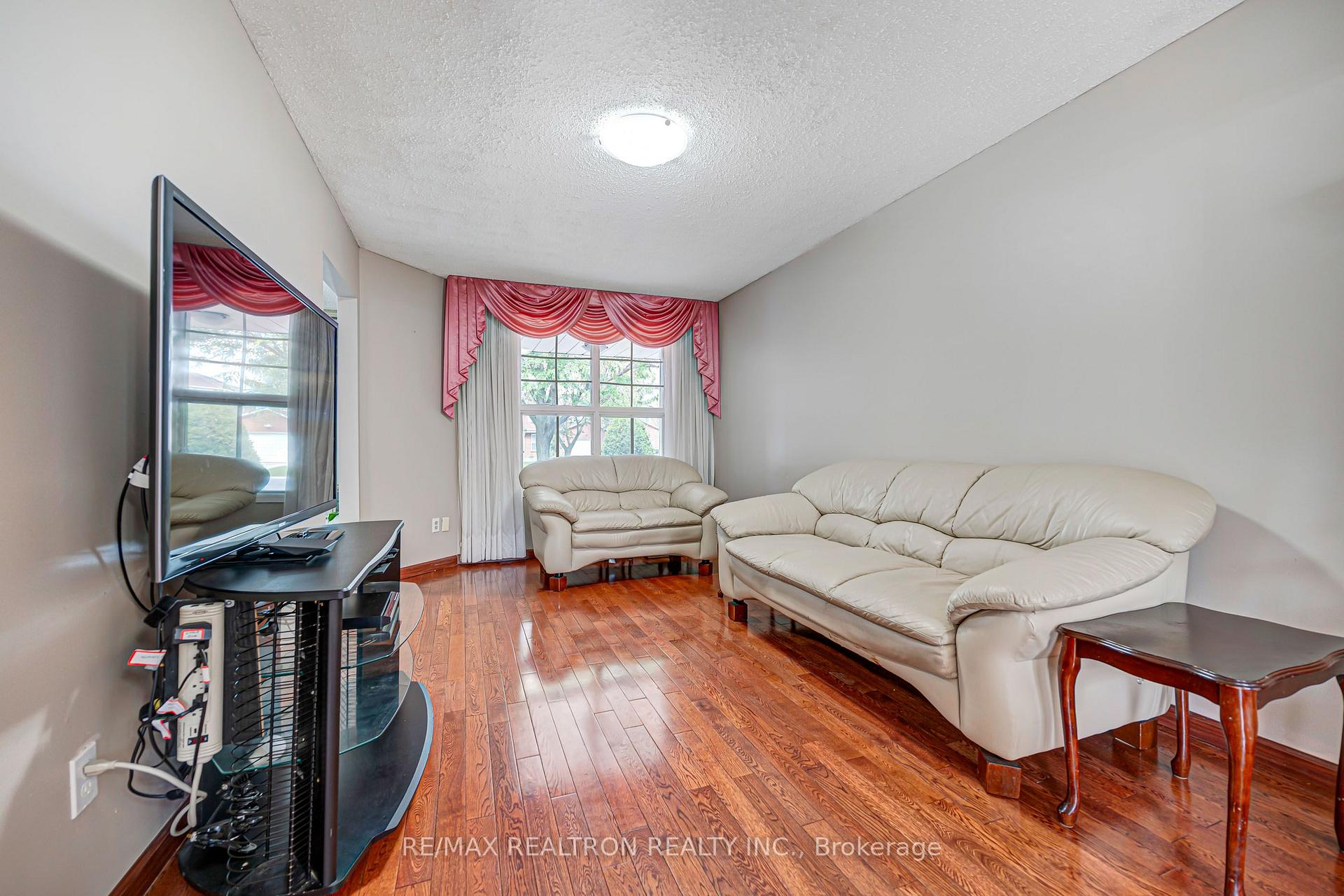 Photo 11 of 45 Frank Rivers Drive, Scarborough, Steeles — HOMEH