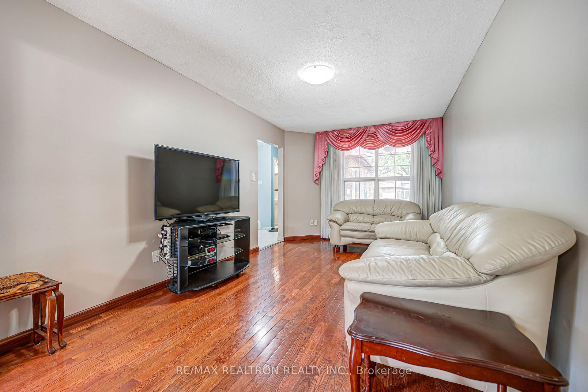 Photo 13 of 45 Frank Rivers Drive, Scarborough, Steeles — HOMEH