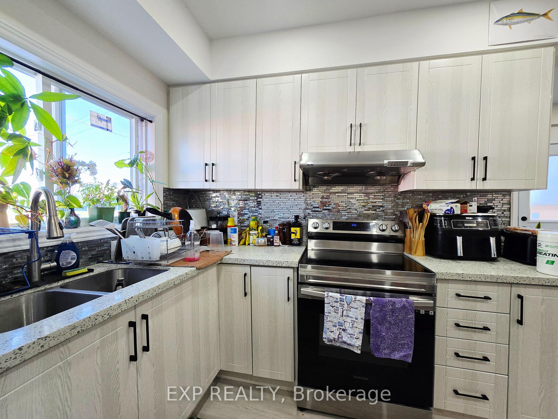 Photo 7 of 69 Vine Street, St. Catharines, E. Chester — HOMEH
