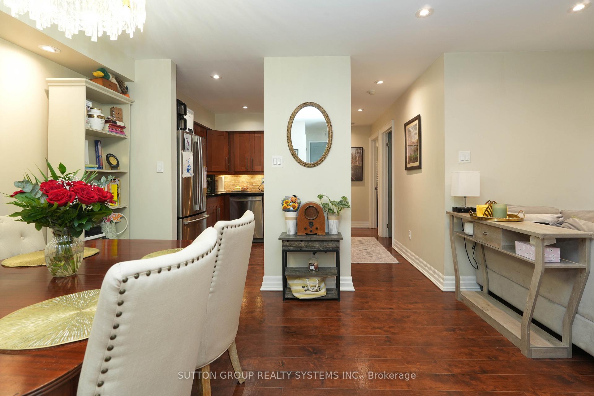 Photo 3 of Unit 812, 1508 Pilgrims Way, Oakville, Glen Abbey — HOMEH