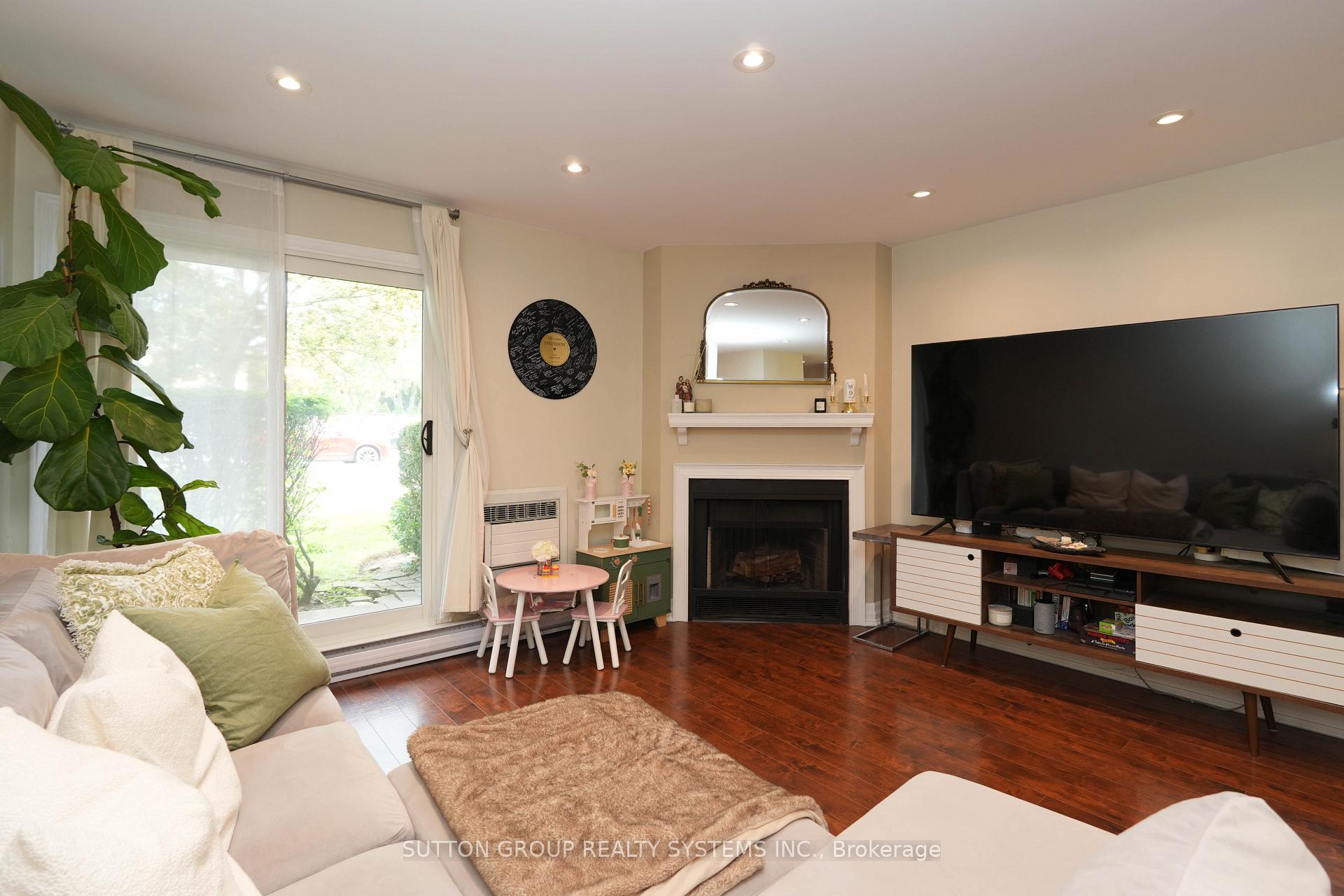 Photo 8 of Unit 812, 1508 Pilgrims Way, Oakville, Glen Abbey — HOMEH