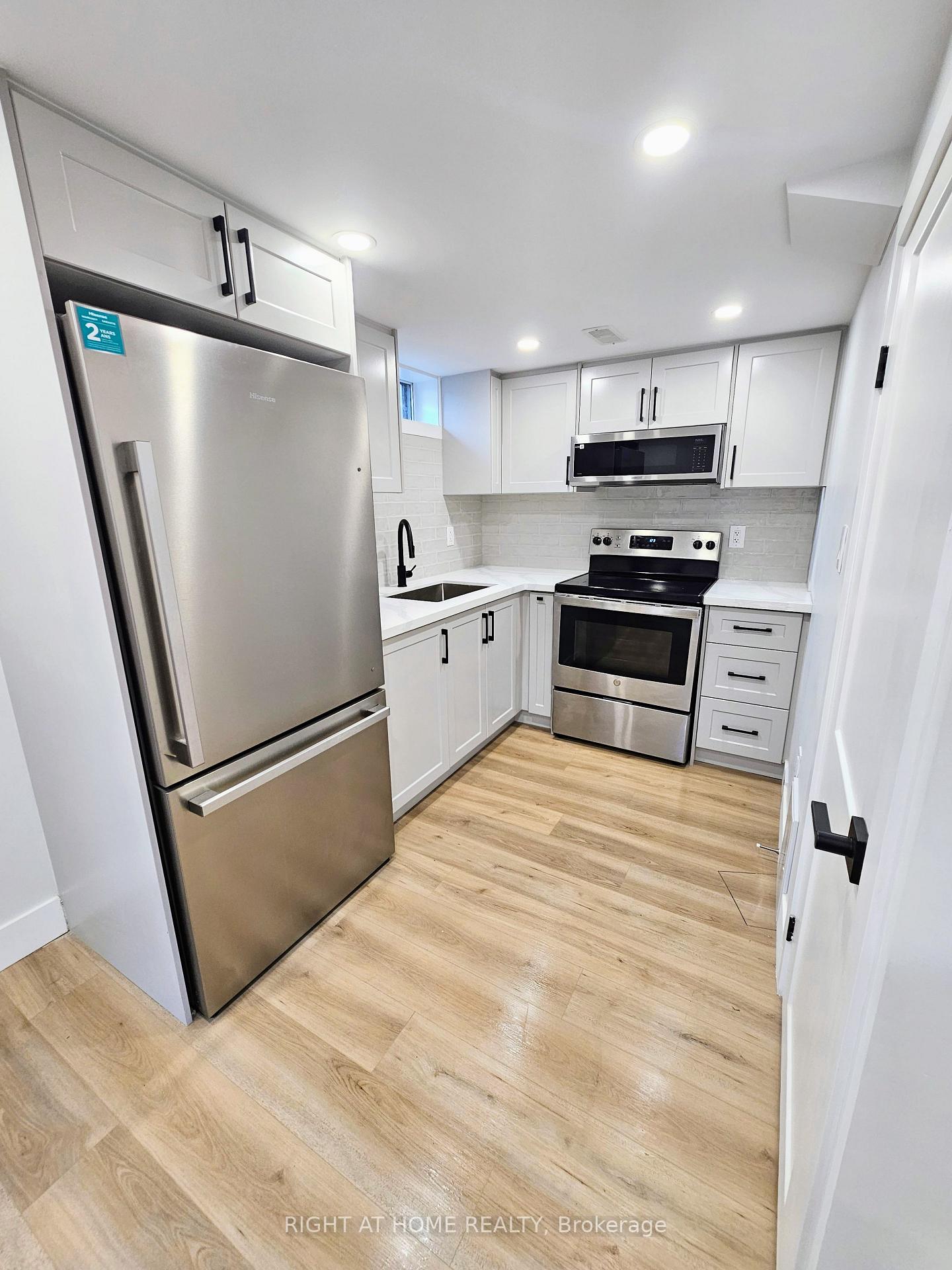 Photo 5 of 47 Eastvale Place, Hamilton, McQuesten — HOMEH