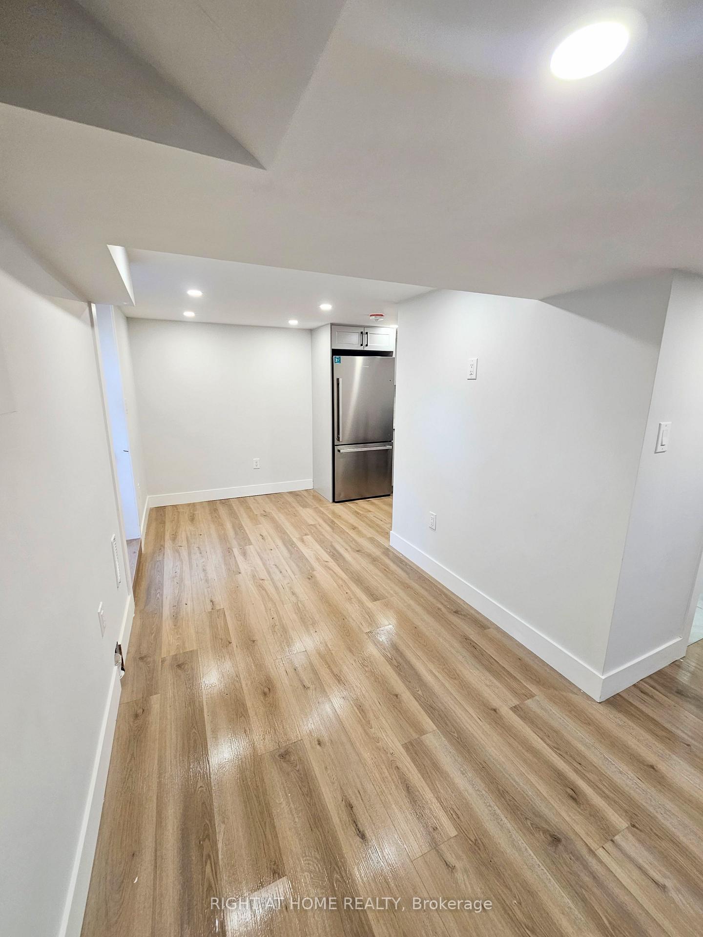 Photo 2 of 47 Eastvale Place, Hamilton, McQuesten — HOMEH