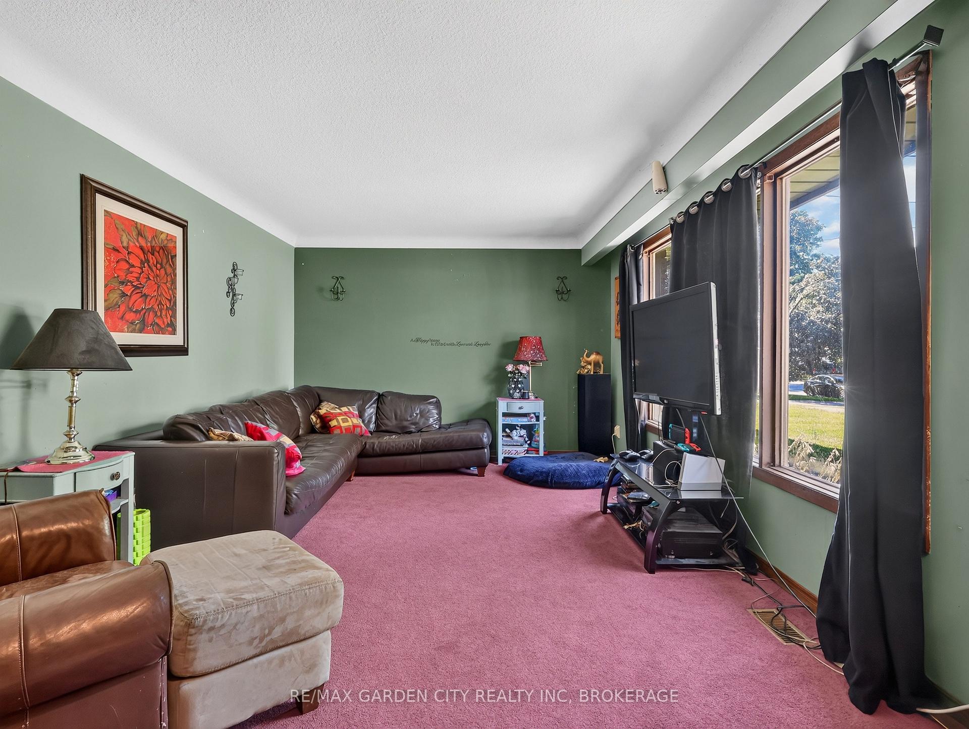 Photo 6 of 56 Burness Drive, St. Catharines, Secord Woods — HOMEH