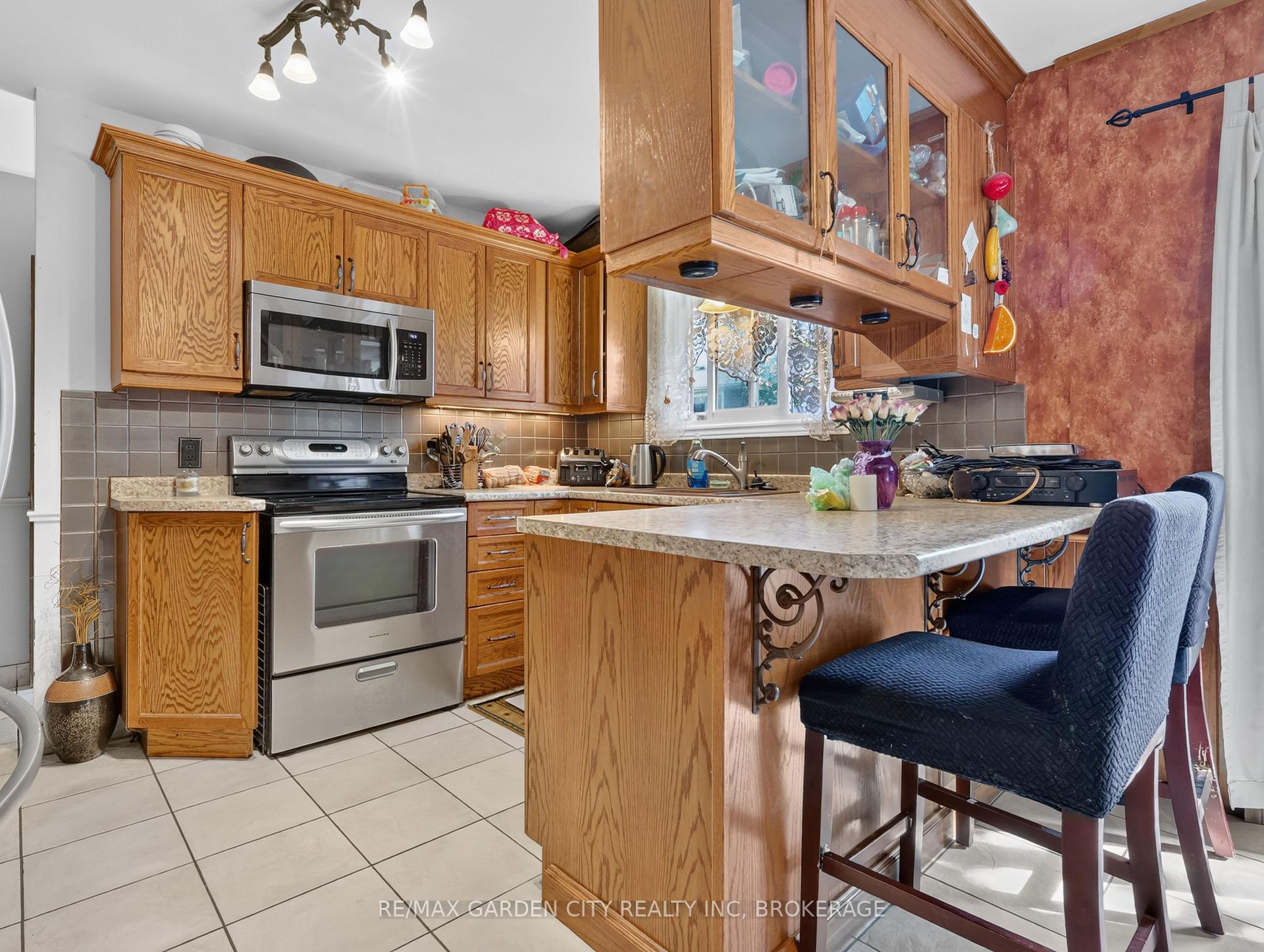 Photo 8 of 56 Burness Drive, St. Catharines, Secord Woods — HOMEH