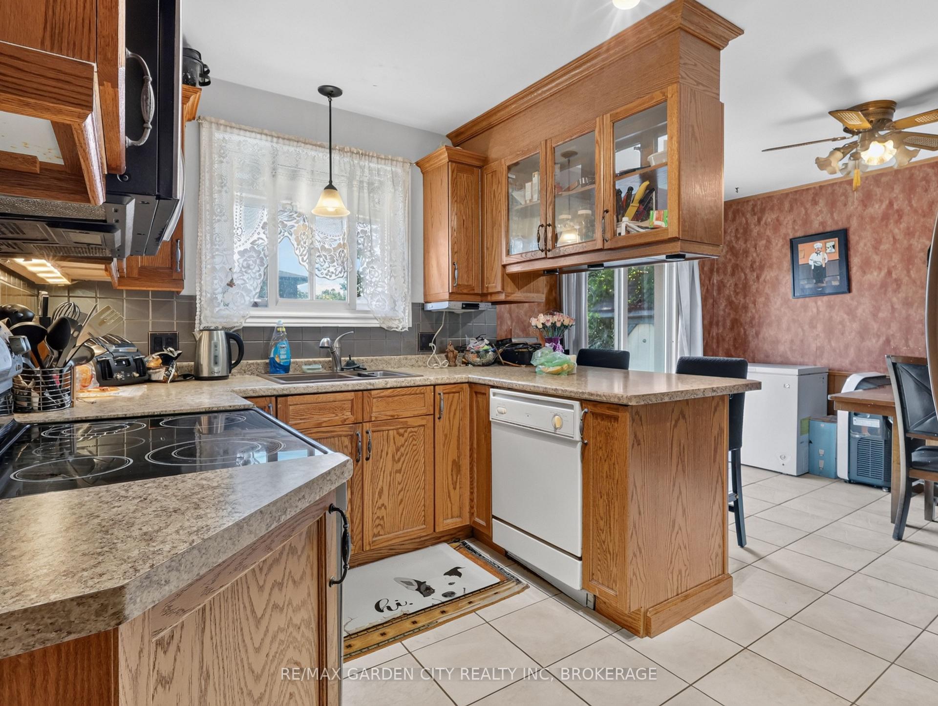 Photo 9 of 56 Burness Drive, St. Catharines, Secord Woods — HOMEH