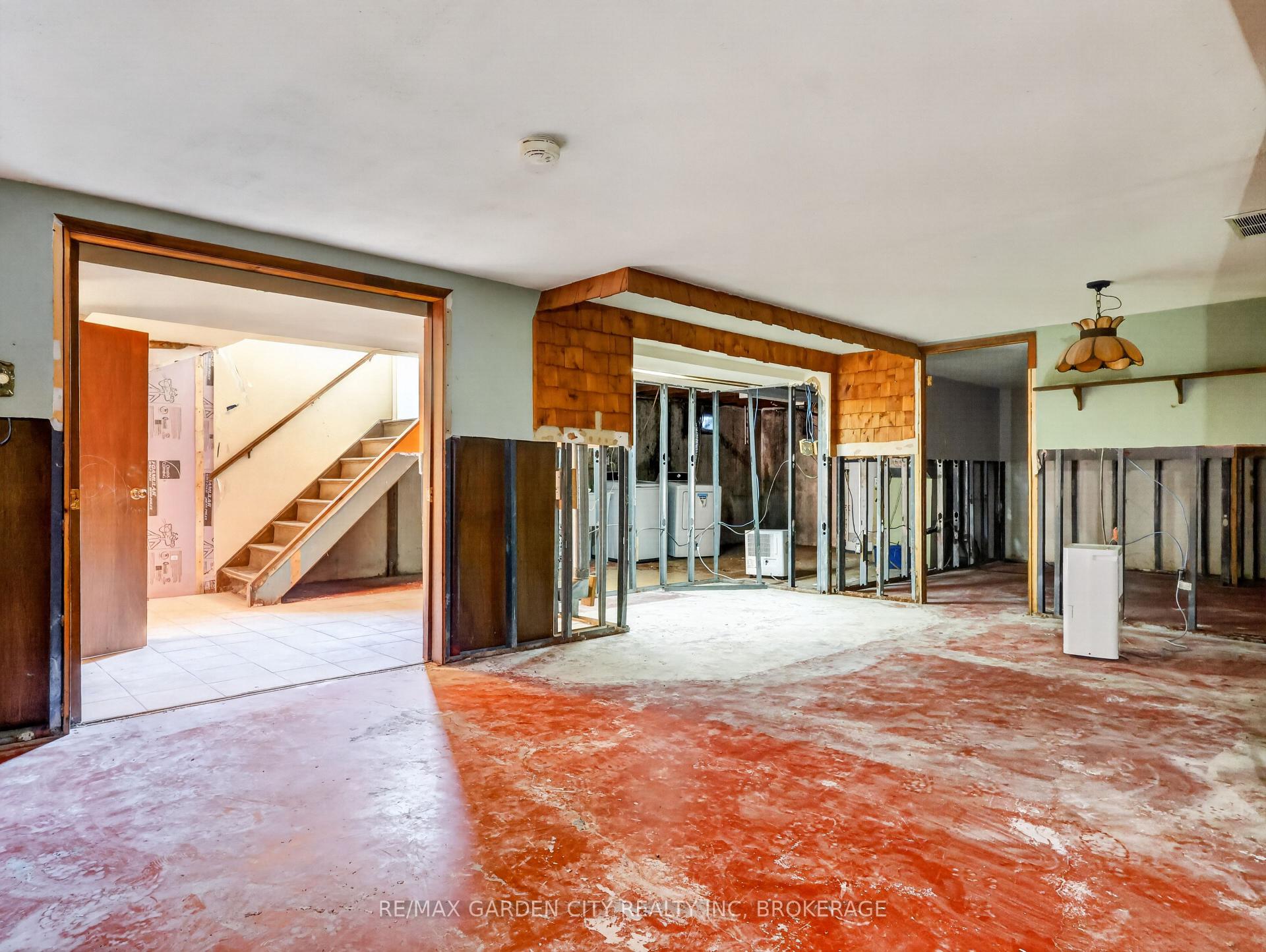 Photo 24 of 56 Burness Drive, St. Catharines, Secord Woods — HOMEH