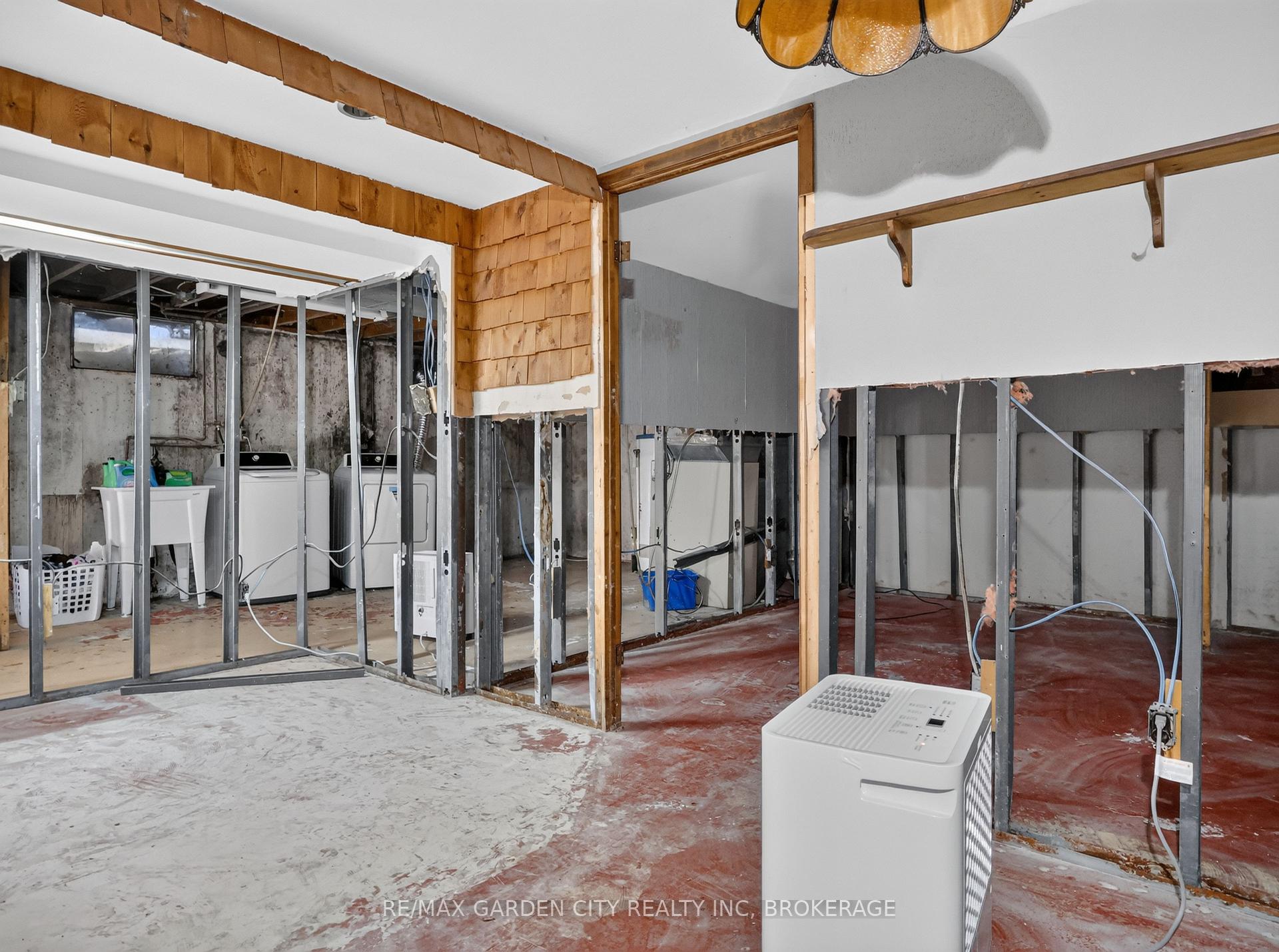 Photo 29 of 56 Burness Drive, St. Catharines, Secord Woods — HOMEH