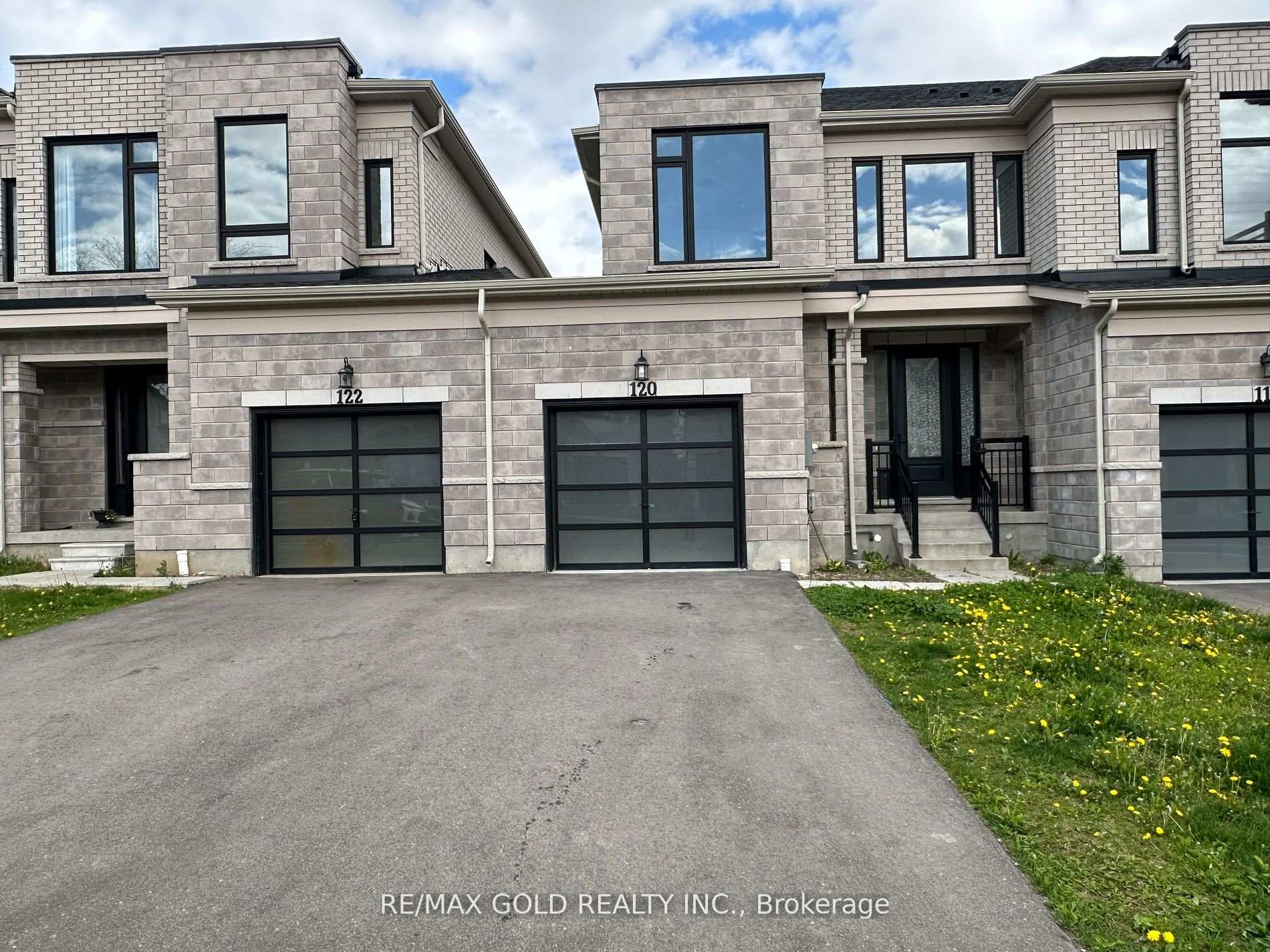Photo of 120 Huntingford Trail
