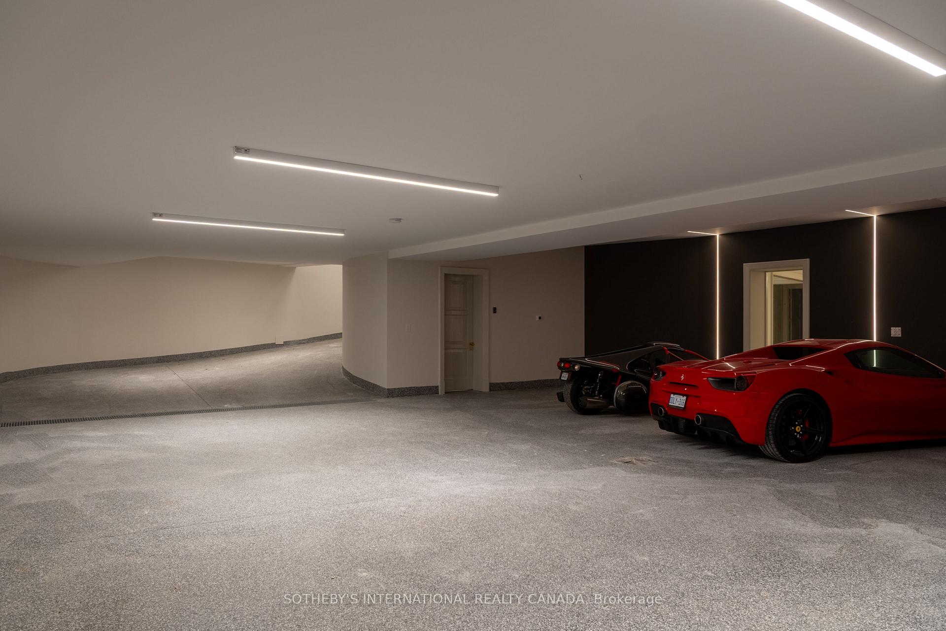 Photo 5 of 92 Arjay Crescent, North York, Bridle Path-Sunnybrook-York Mills — HOMEH