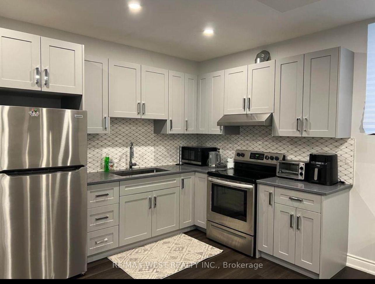 Photo 2 of 121 Appleyard Avenue, Vaughan, Kleinburg — HOMEH