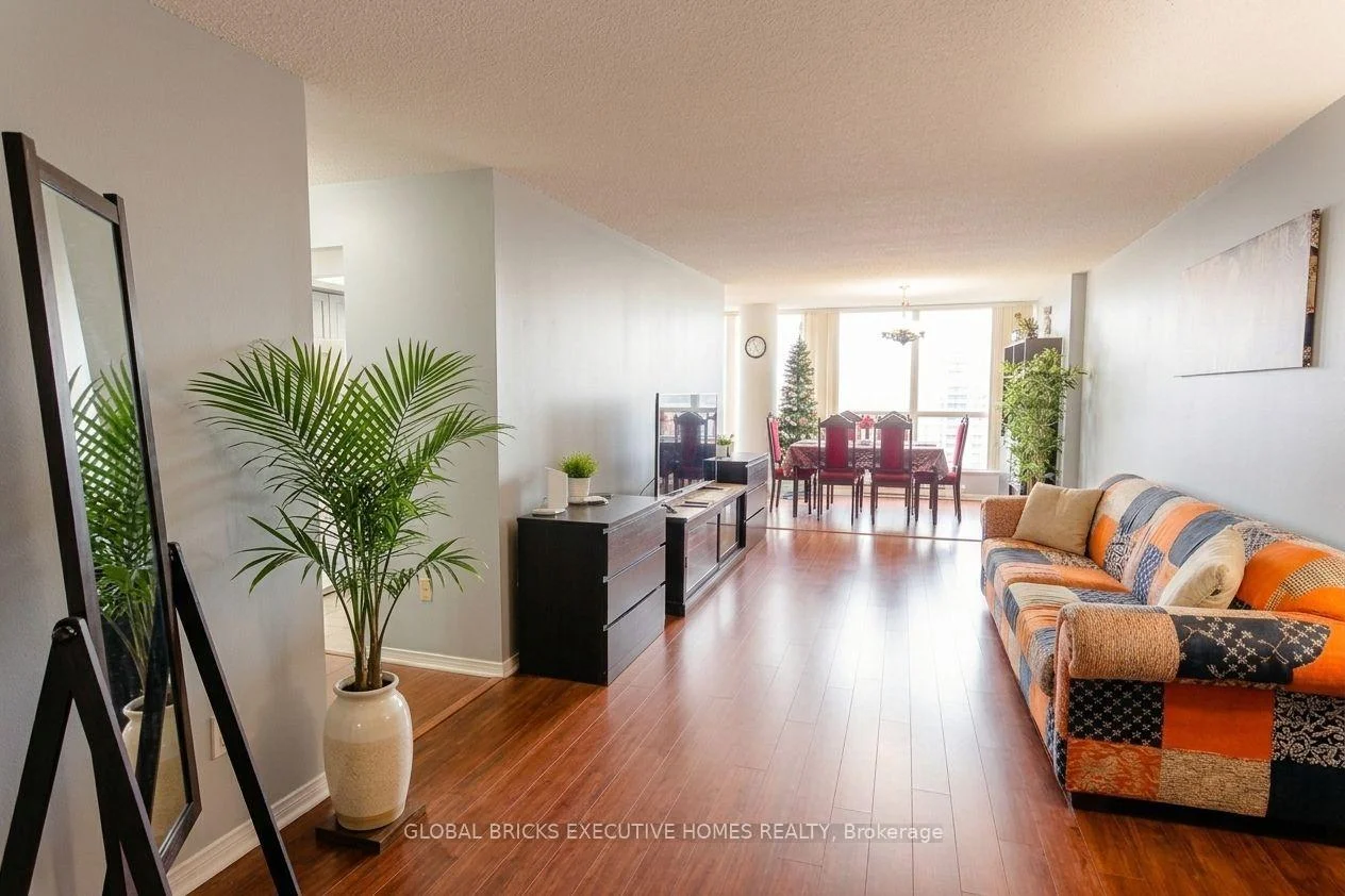 Photo 4 of 5 Rowntree Road, Etobicoke, Mount Olive-Silverstone-Jamestown — HOMEH