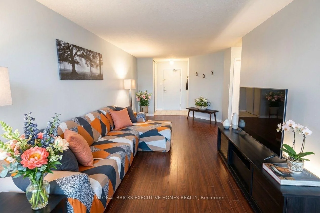 Photo 8 of 5 Rowntree Road, Etobicoke, Mount Olive-Silverstone-Jamestown — HOMEH