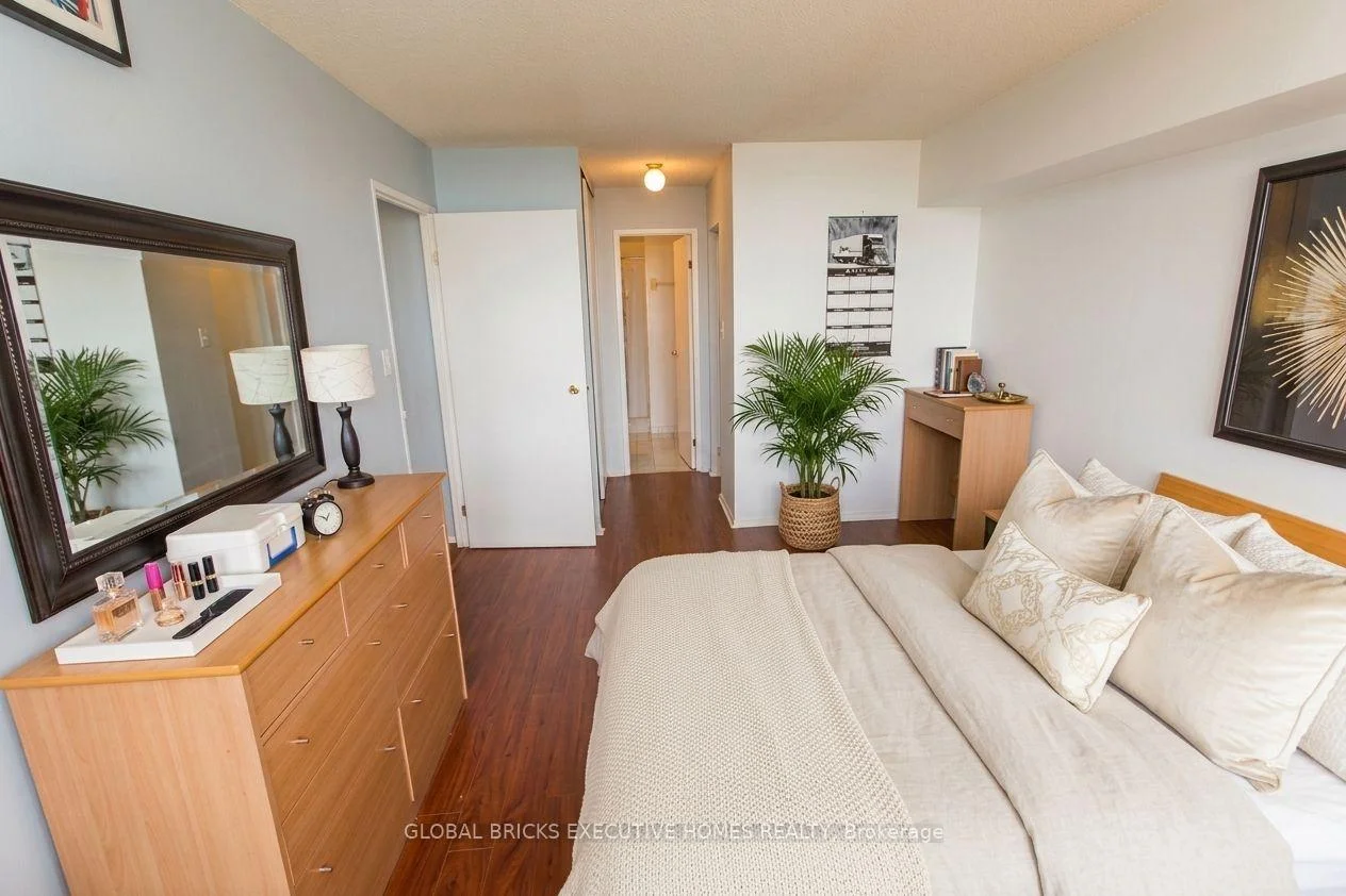 Photo 12 of 5 Rowntree Road, Etobicoke, Mount Olive-Silverstone-Jamestown — HOMEH