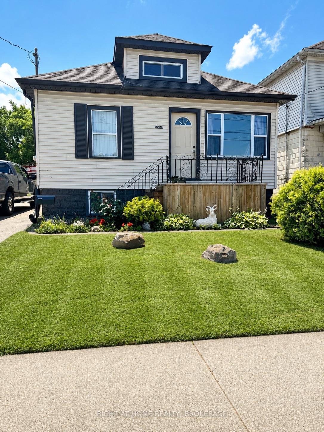 Photo of 5564 Fraser Street