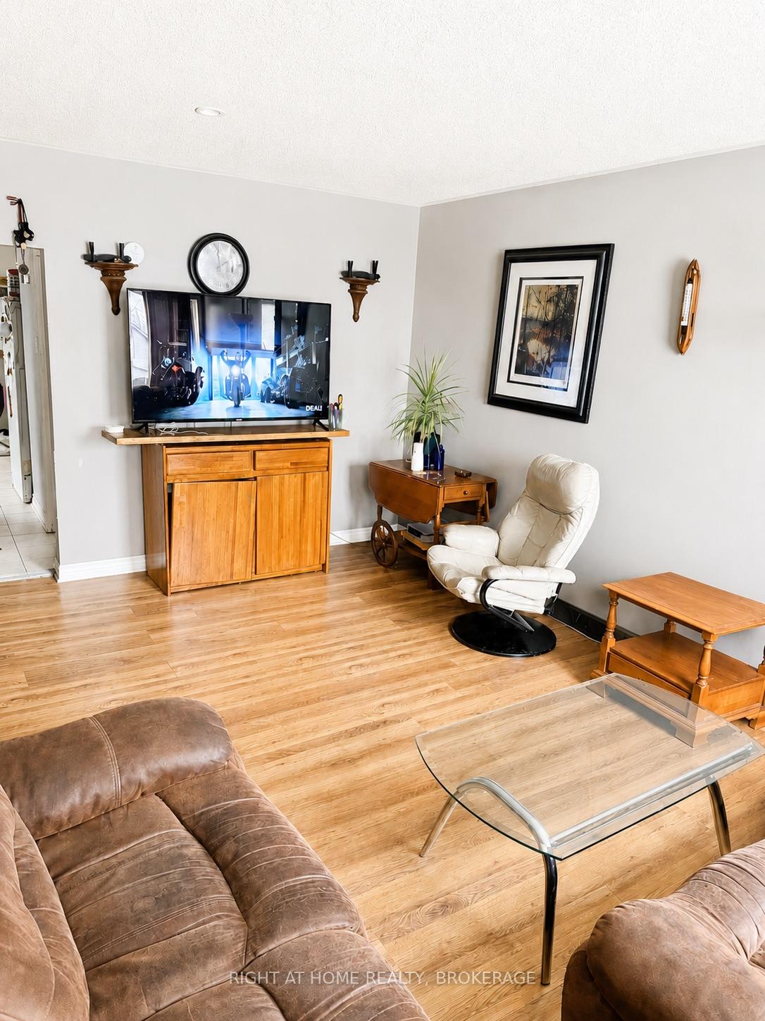 Photo 3 of 5564 Fraser Street, Niagara Falls, Cherrywood — HOMEH