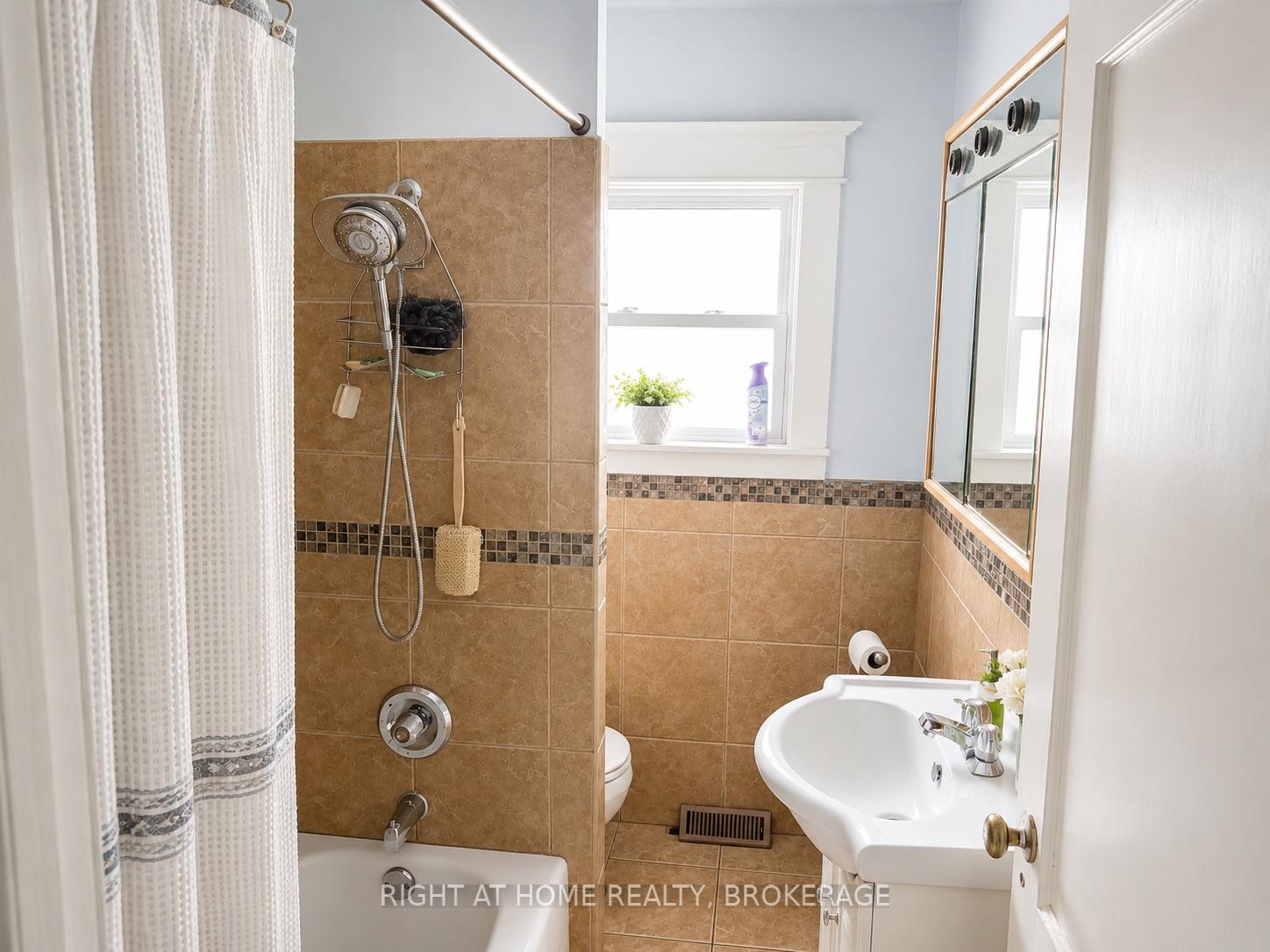 Photo 6 of 5564 Fraser Street, Niagara Falls, Cherrywood — HOMEH