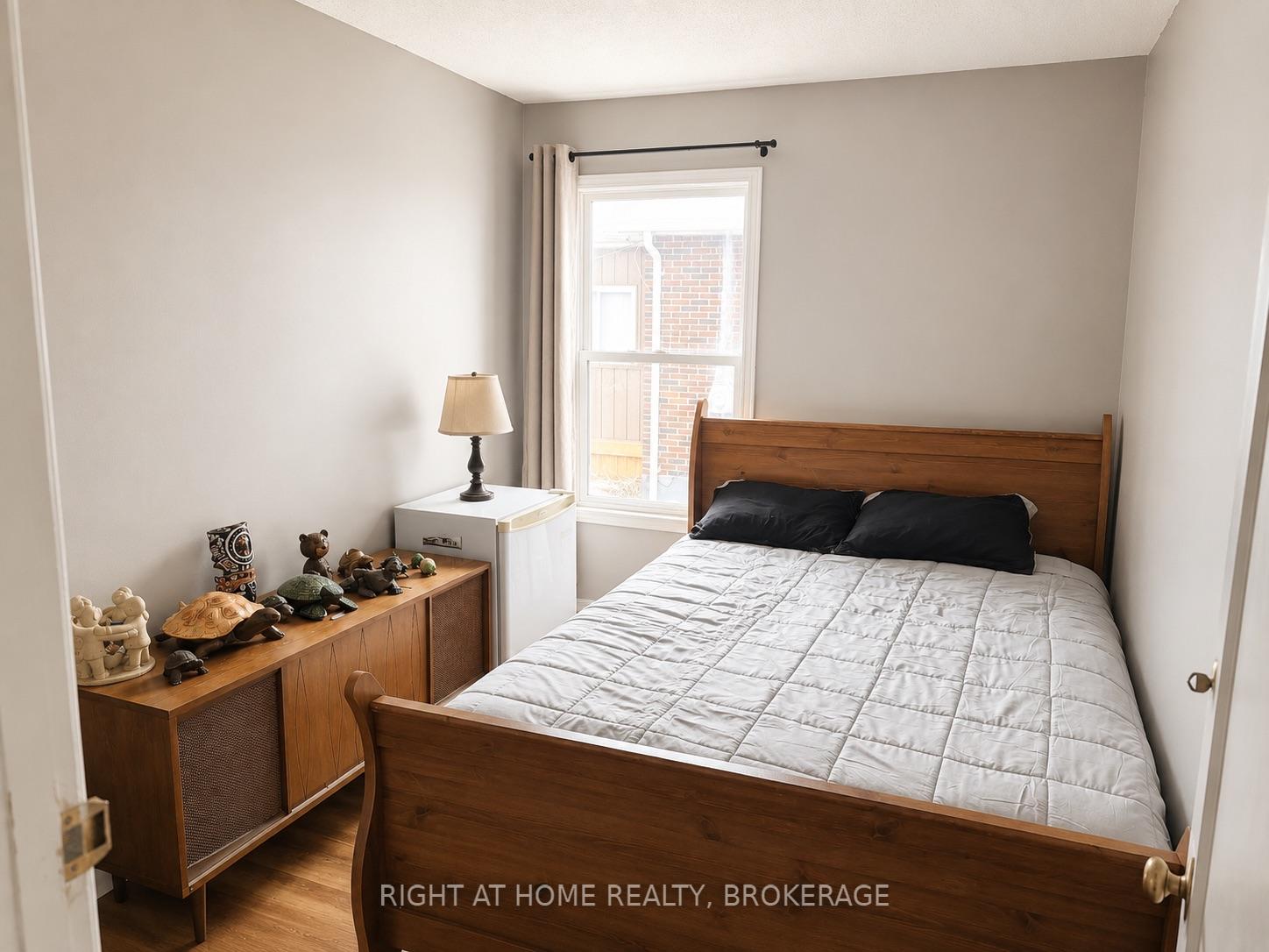 Photo 8 of 5564 Fraser Street, Niagara Falls, Cherrywood — HOMEH