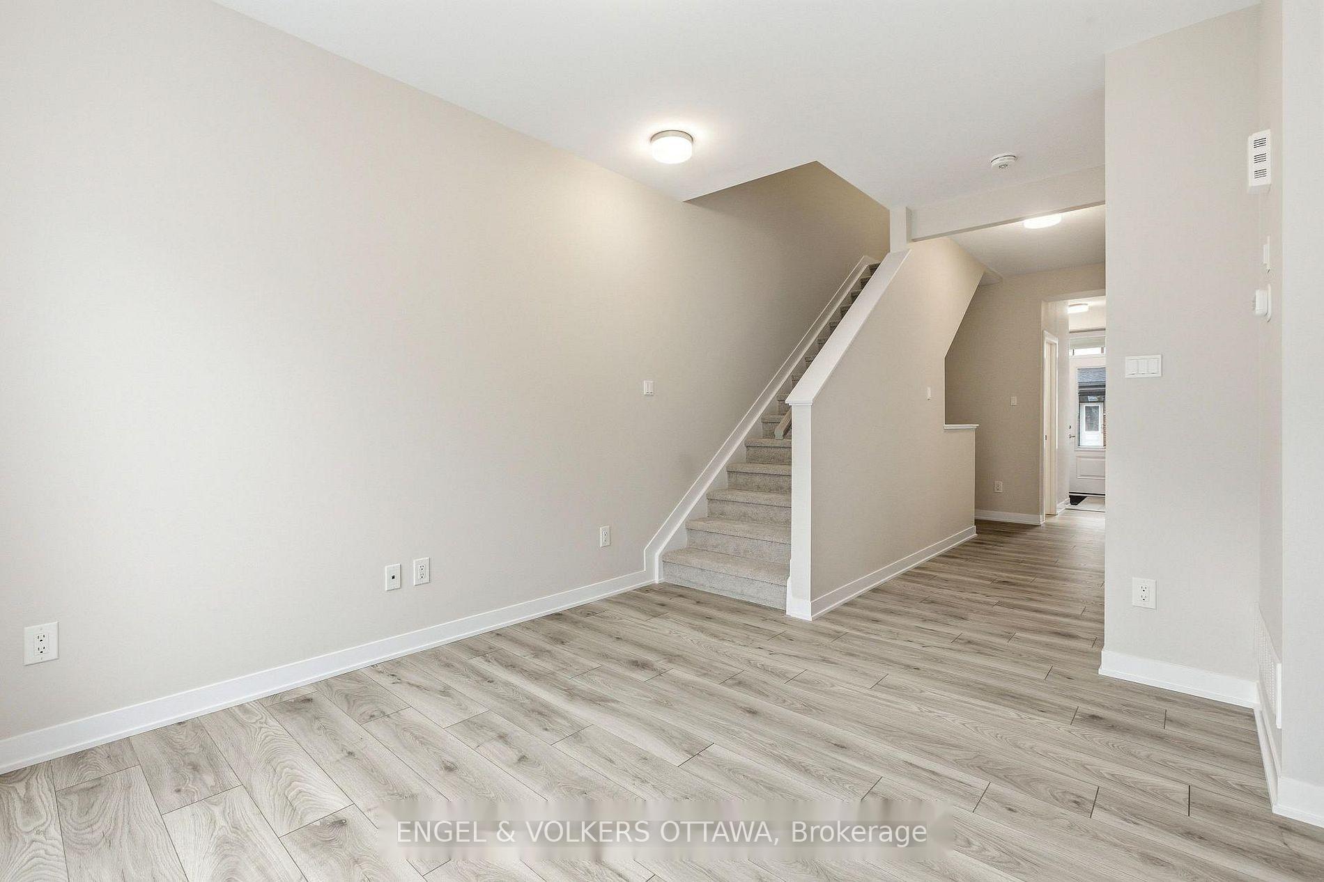 Photo 15 of 418 Les Emmerson Drive, Ottawa, Barrhaven - Heritage Park — HOMEH