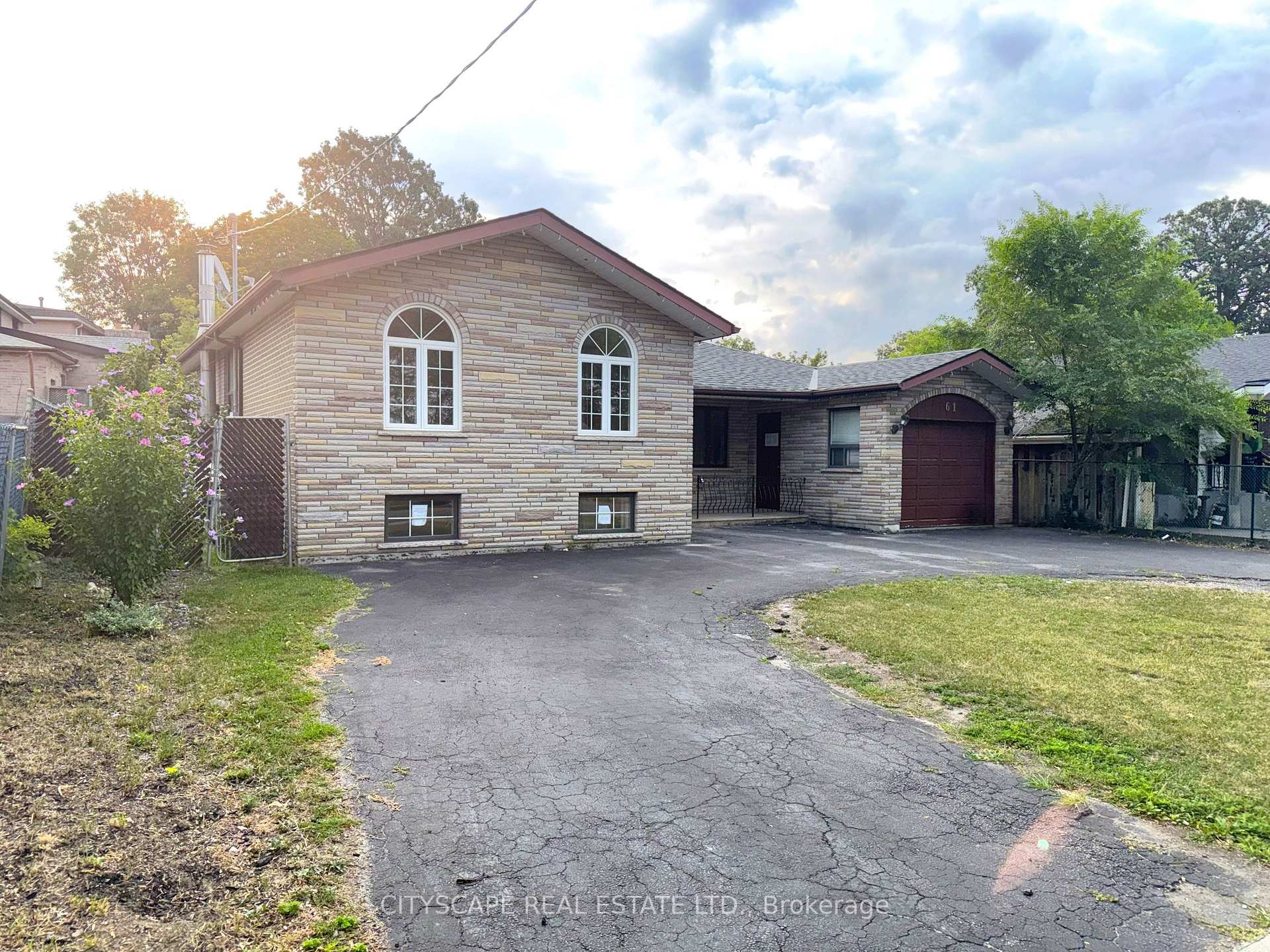 Photo 3 of 61 Bloomington Crescent, North York, Black Creek — HOMEH