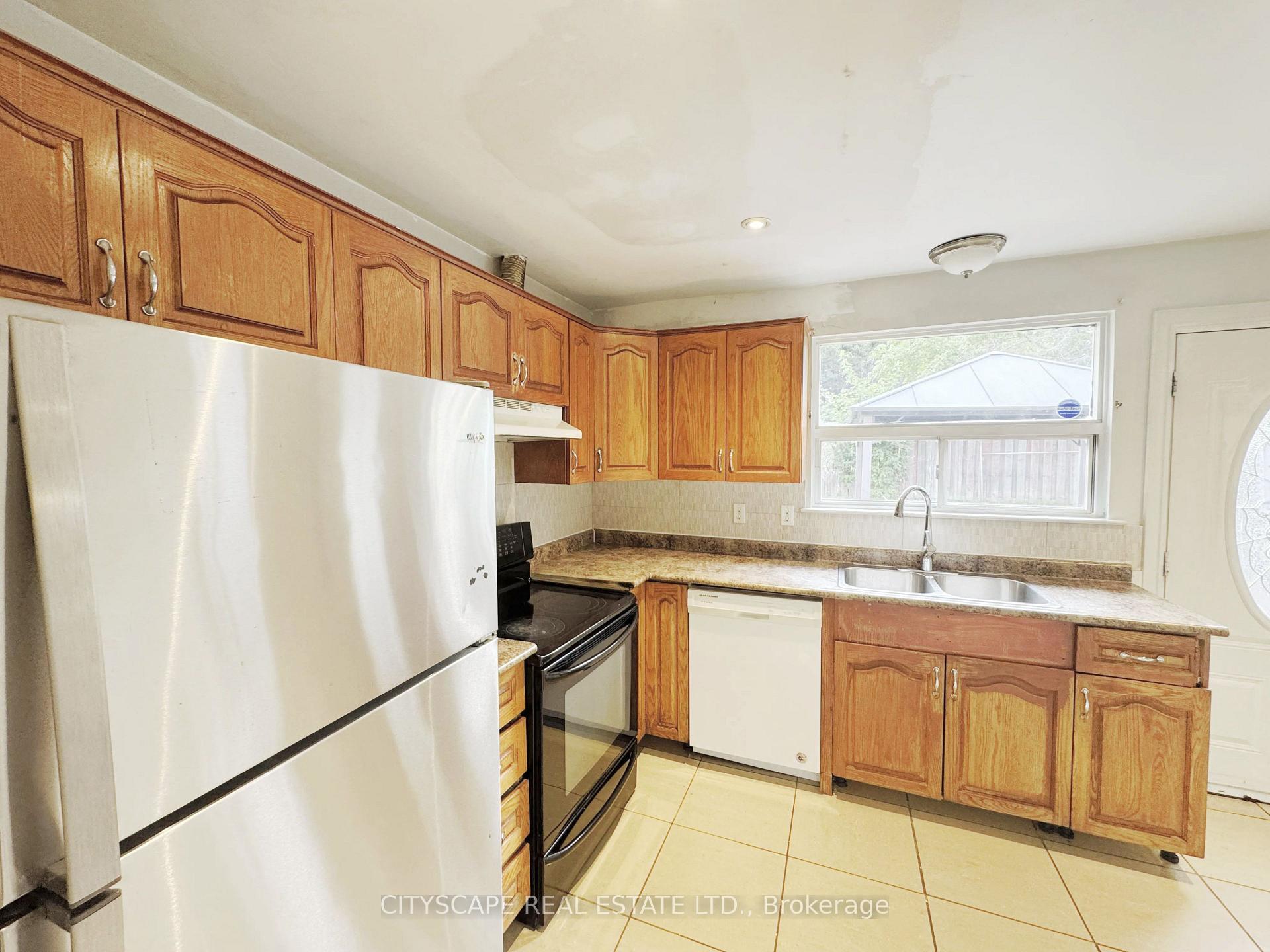 Photo 7 of 61 Bloomington Crescent, North York, Black Creek — HOMEH