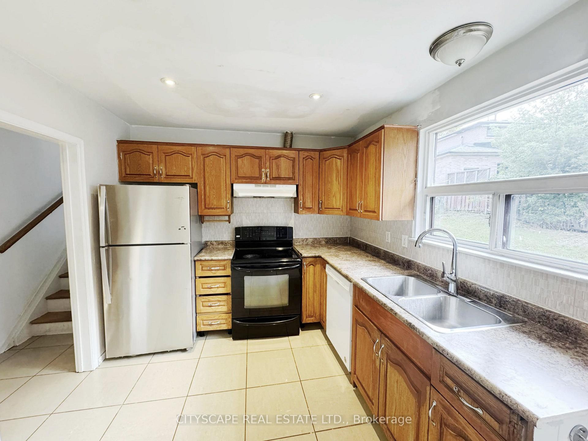 Photo 8 of 61 Bloomington Crescent, North York, Black Creek — HOMEH