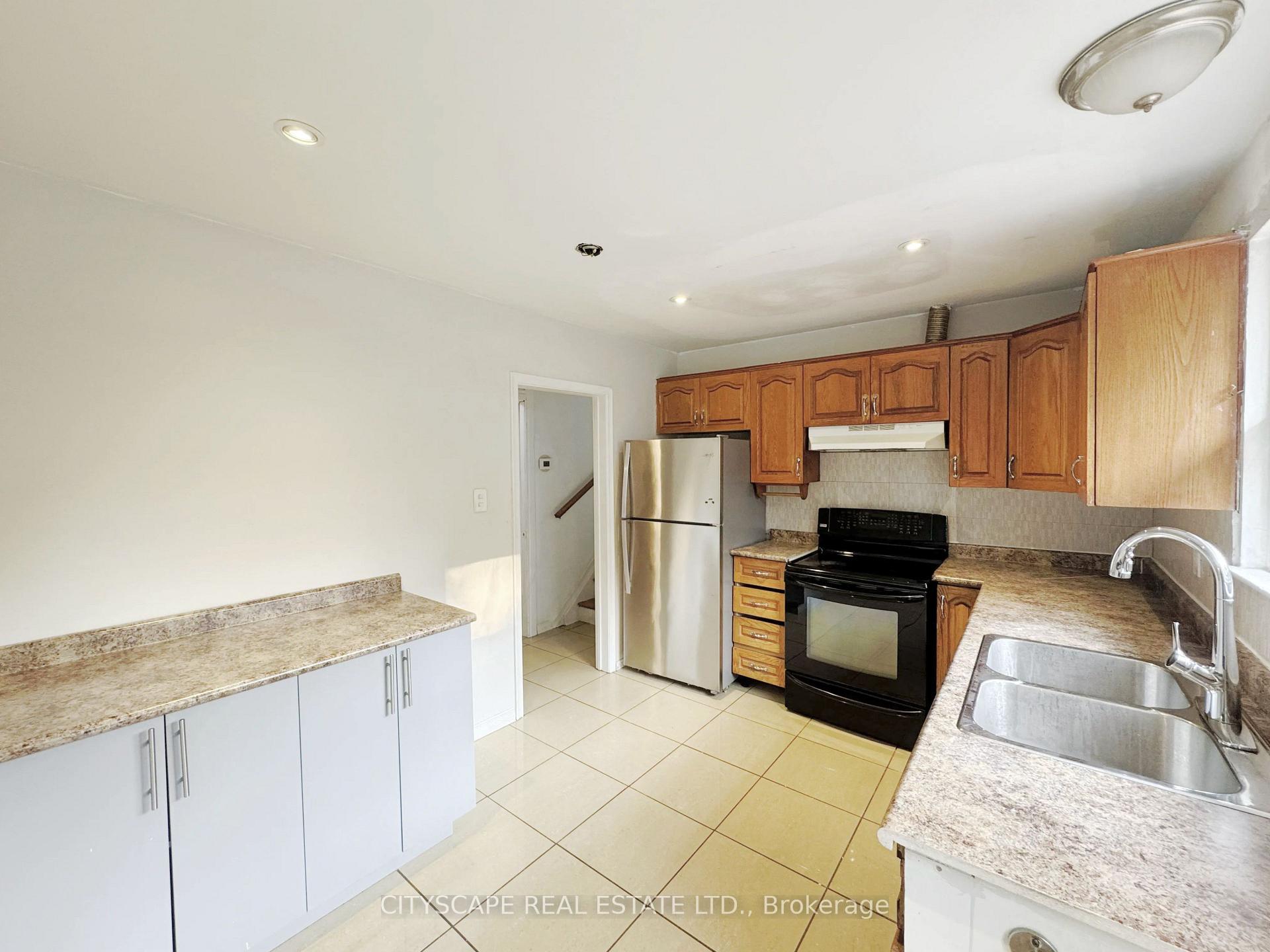 Photo 9 of 61 Bloomington Crescent, North York, Black Creek — HOMEH