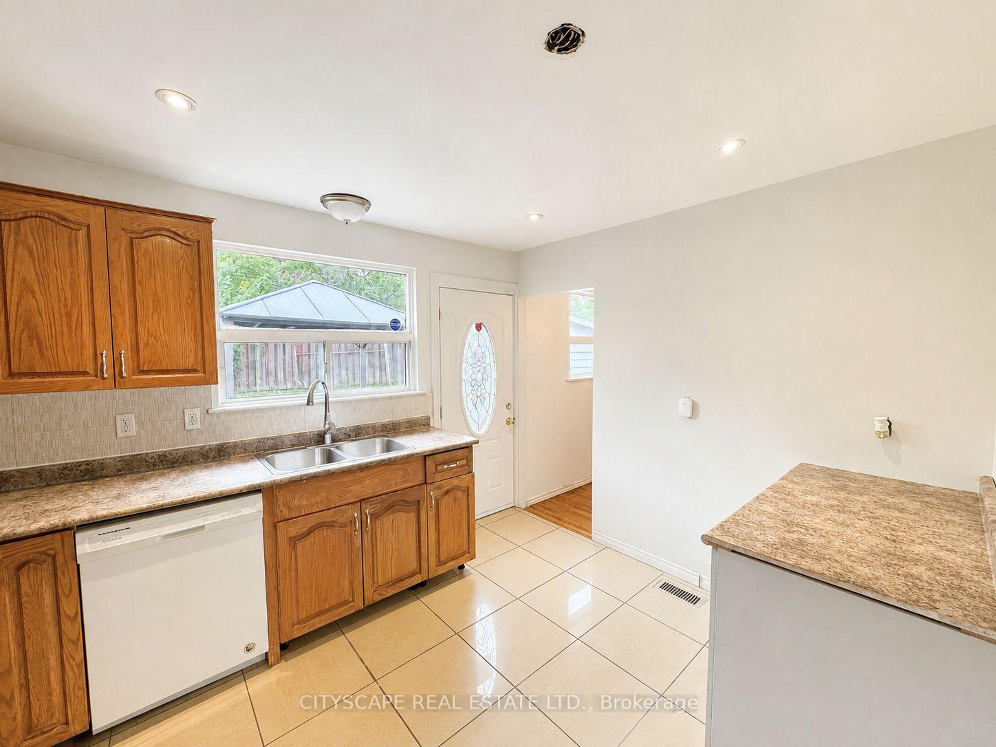Photo 10 of 61 Bloomington Crescent, North York, Black Creek — HOMEH