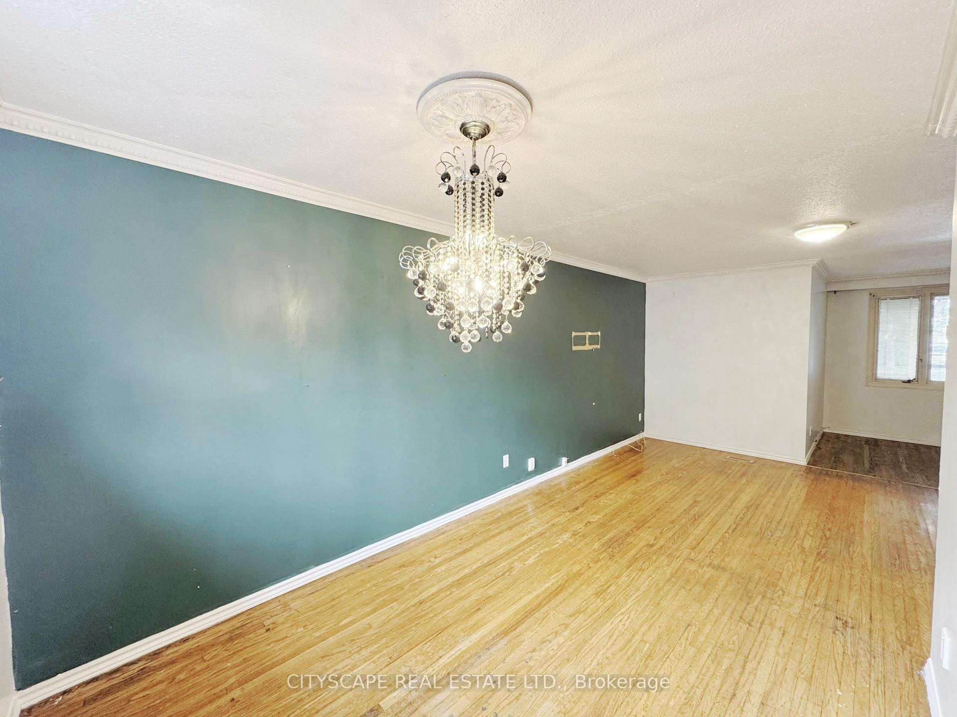 Photo 11 of 61 Bloomington Crescent, North York, Black Creek — HOMEH