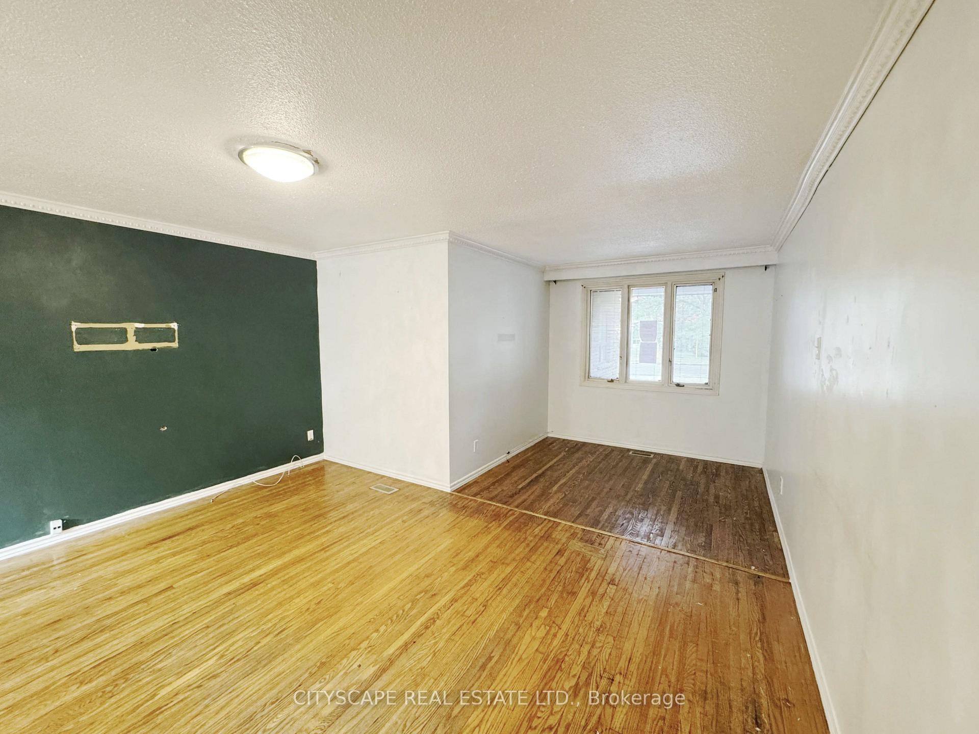 Photo 13 of 61 Bloomington Crescent, North York, Black Creek — HOMEH