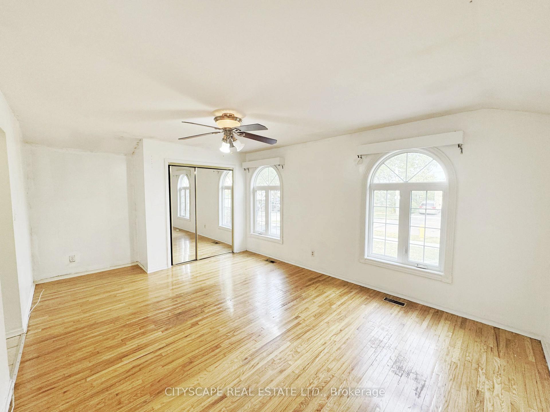 Photo 16 of 61 Bloomington Crescent, North York, Black Creek — HOMEH