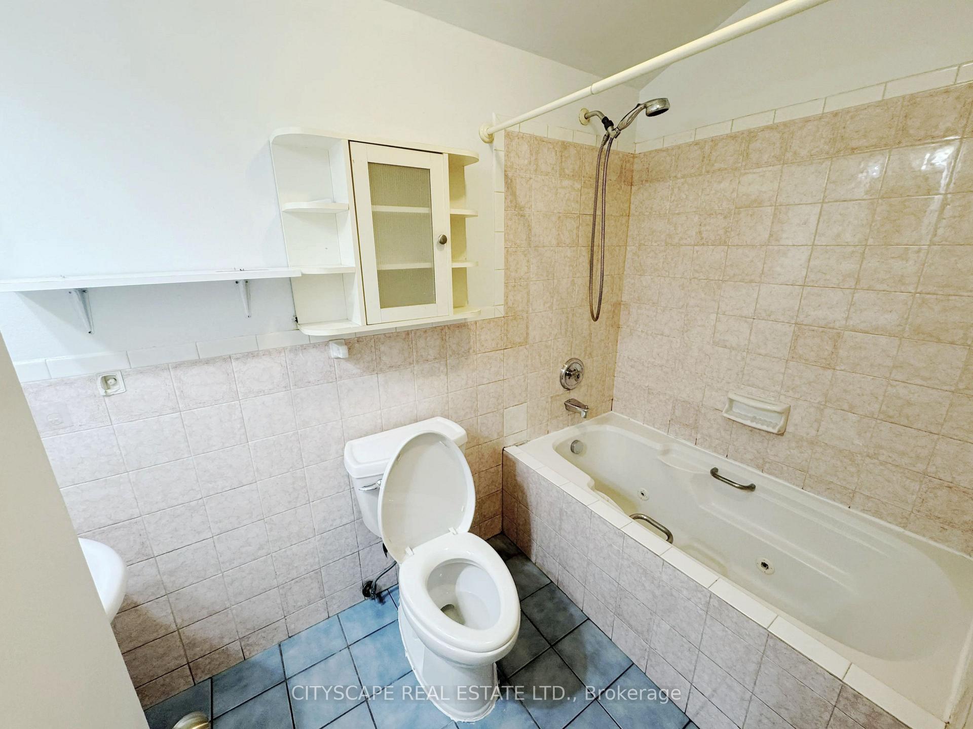 Photo 17 of 61 Bloomington Crescent, North York, Black Creek — HOMEH