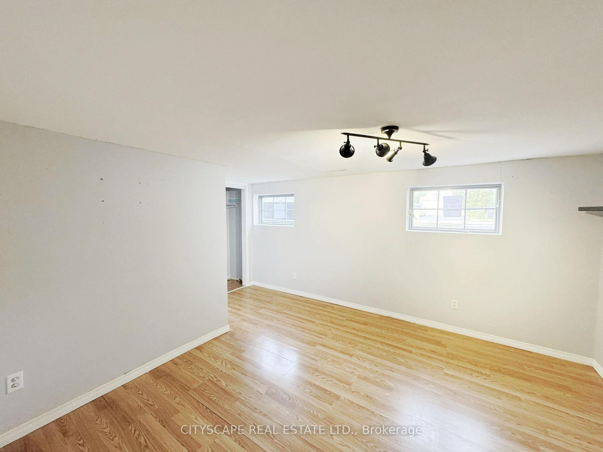 Photo 34 of 61 Bloomington Crescent, North York, Black Creek — HOMEH
