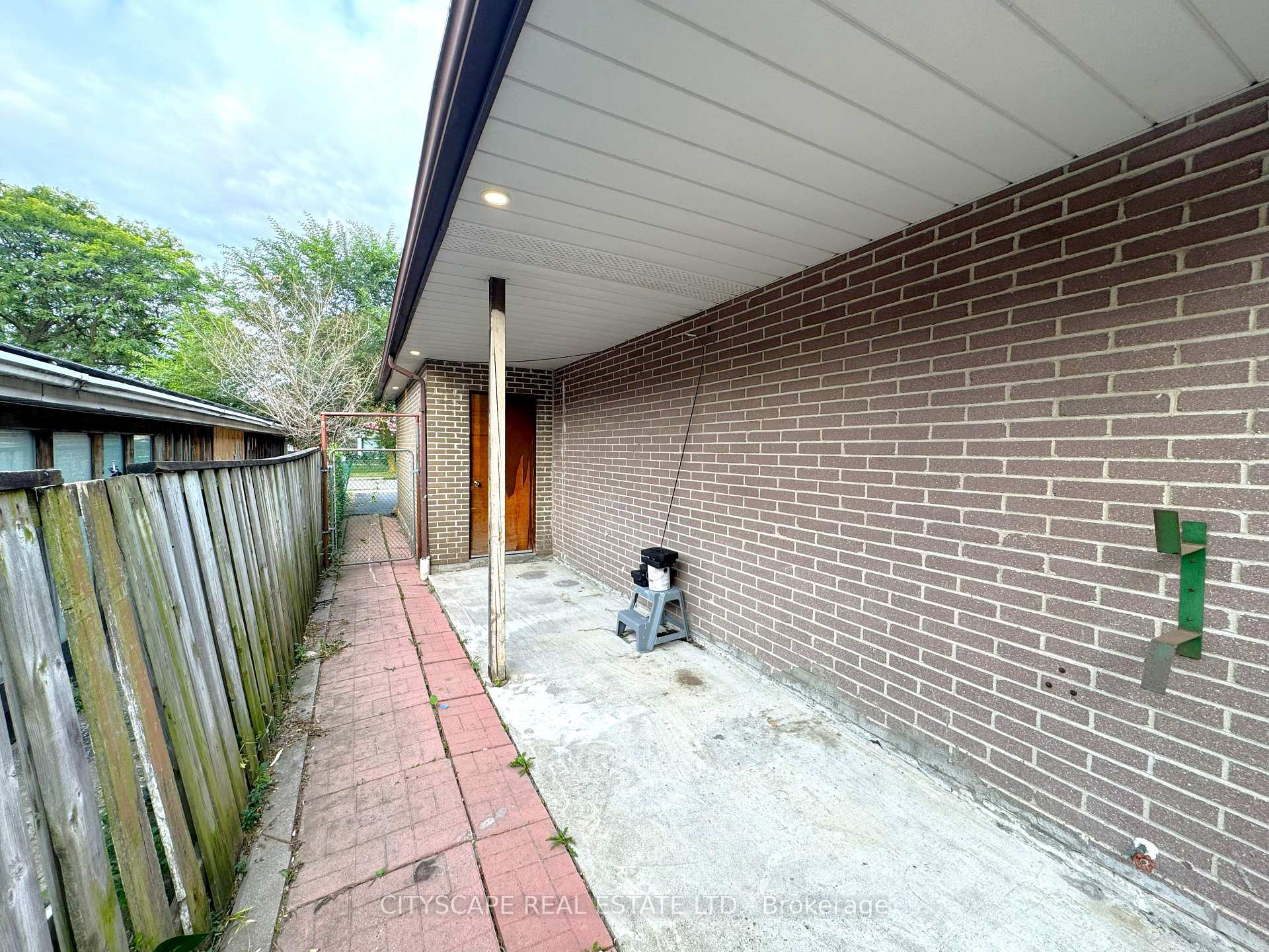 Photo 43 of 61 Bloomington Crescent, North York, Black Creek — HOMEH
