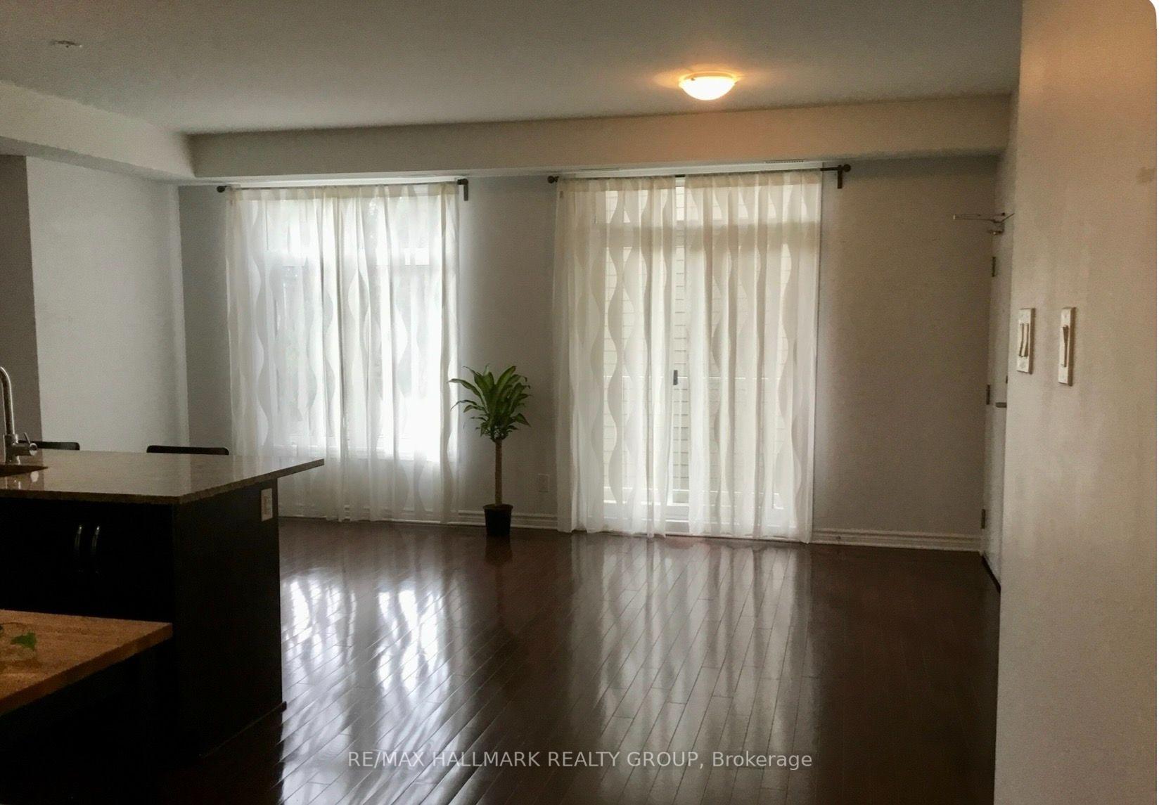 Photo 5 of Unit E, 861 Blackcomb Private, Ottawa, Elmvale Acres — HOMEH