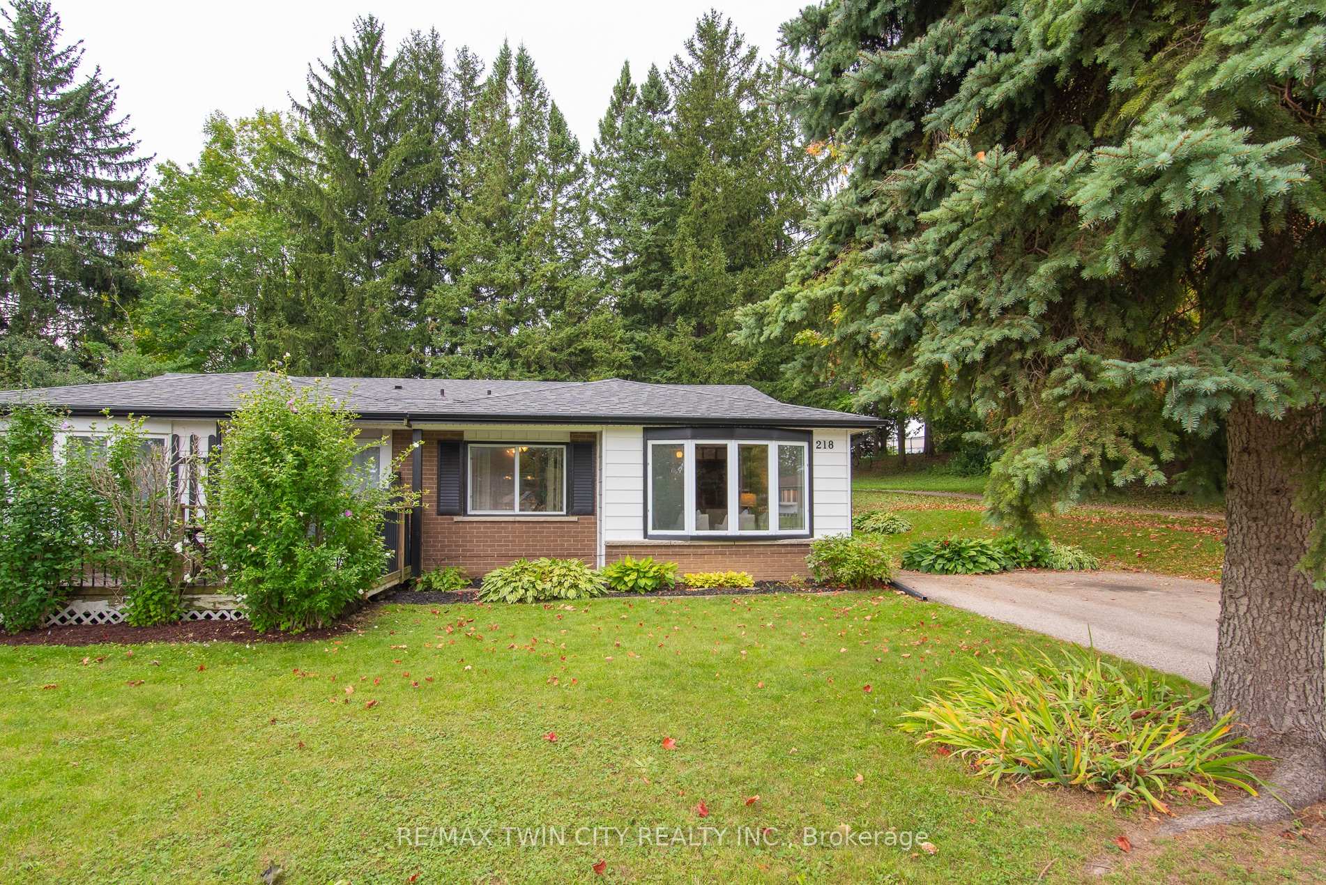 Photo 2 of 218 Pinedale Drive, Kitchener, Laurentian Hills — HOMEH