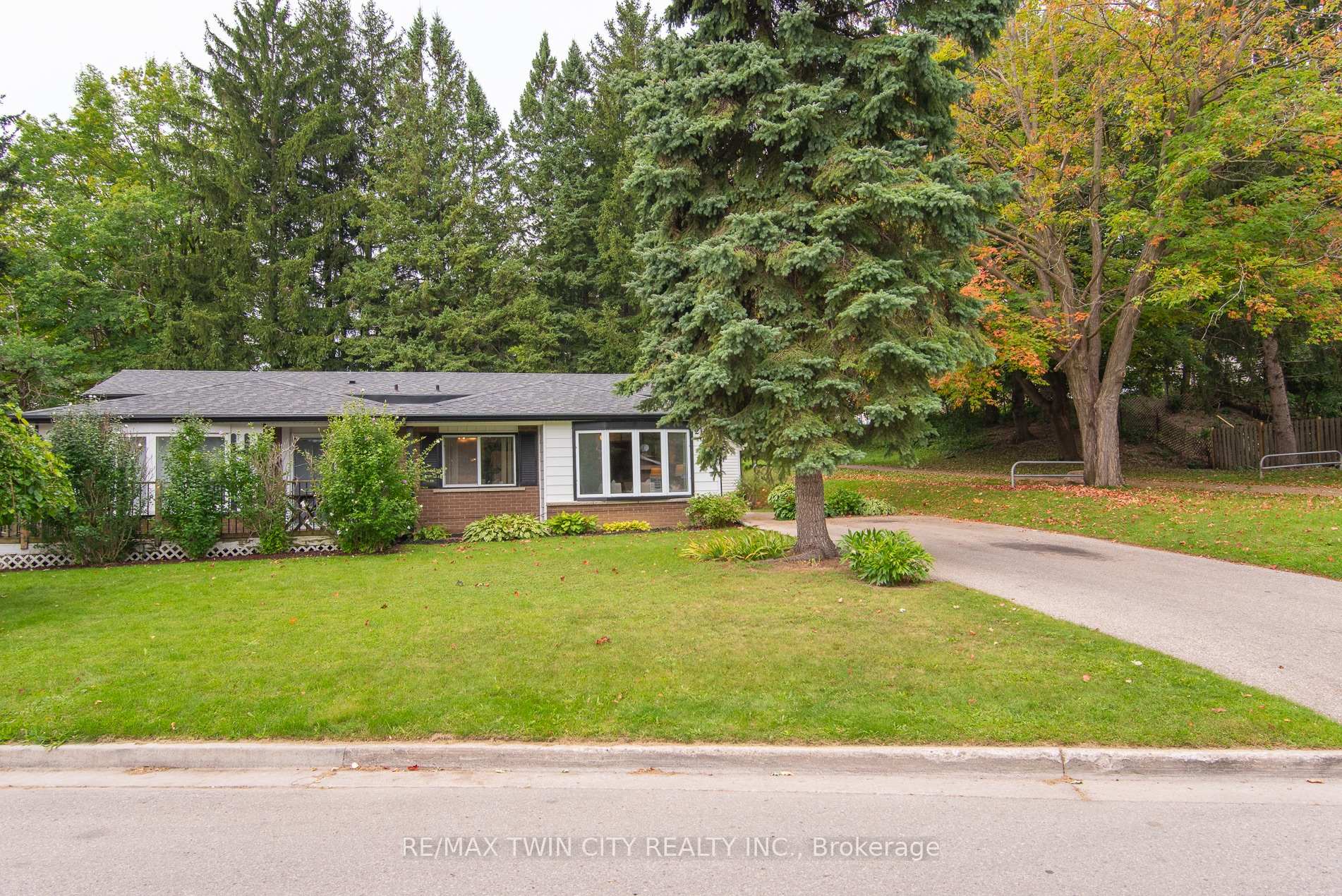 Photo 3 of 218 Pinedale Drive, Kitchener, Laurentian Hills — HOMEH