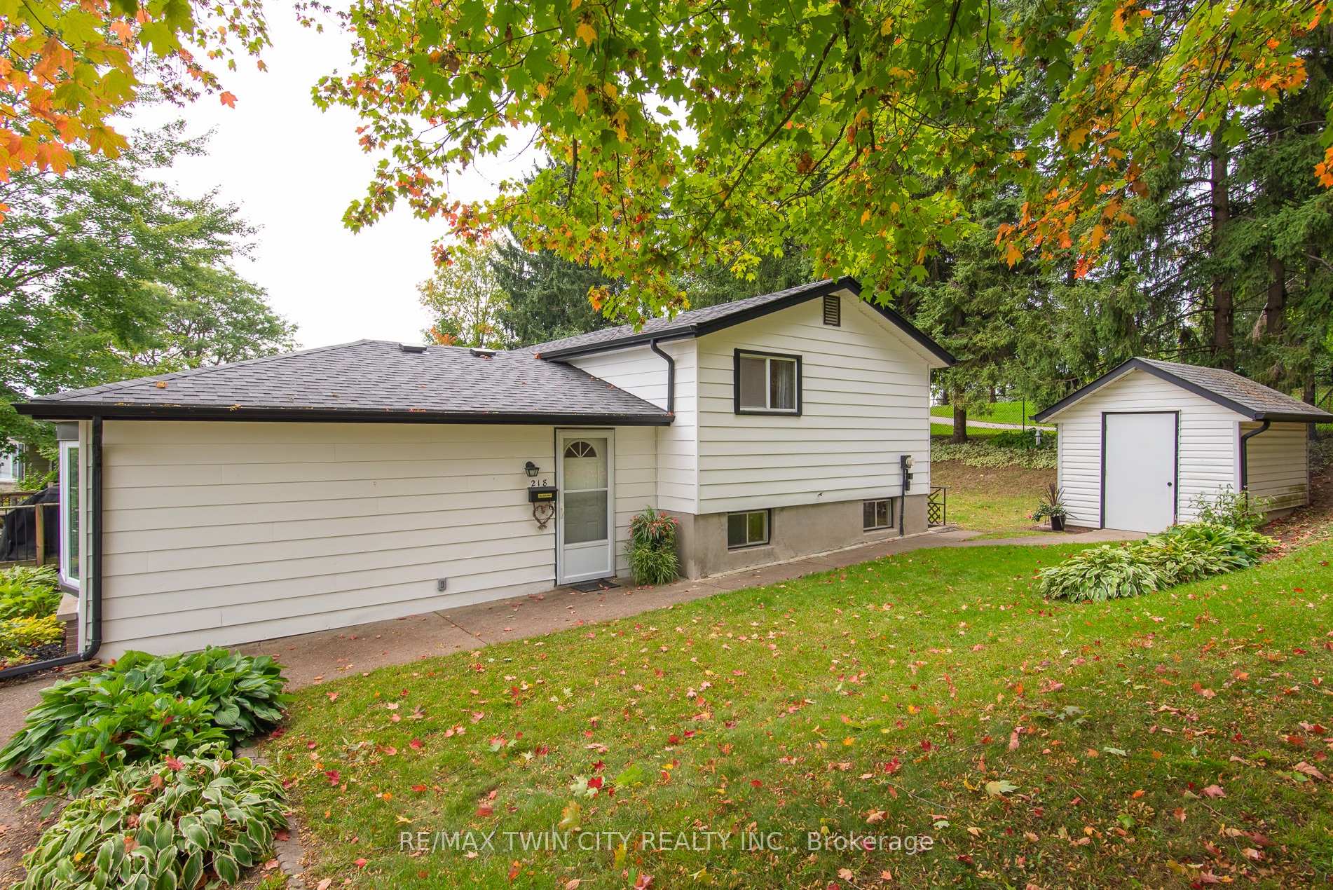 Photo 5 of 218 Pinedale Drive, Kitchener, Laurentian Hills — HOMEH