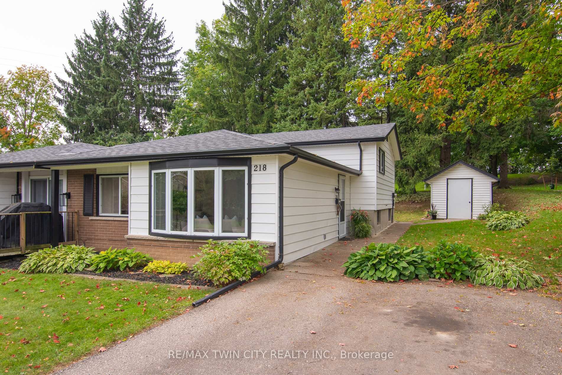 Photo 4 of 218 Pinedale Drive, Kitchener, Laurentian Hills — HOMEH