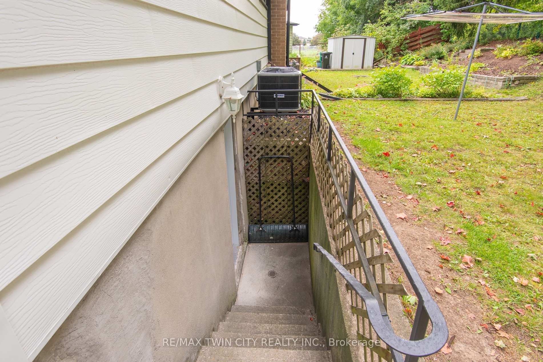 Photo 7 of 218 Pinedale Drive, Kitchener, Laurentian Hills — HOMEH