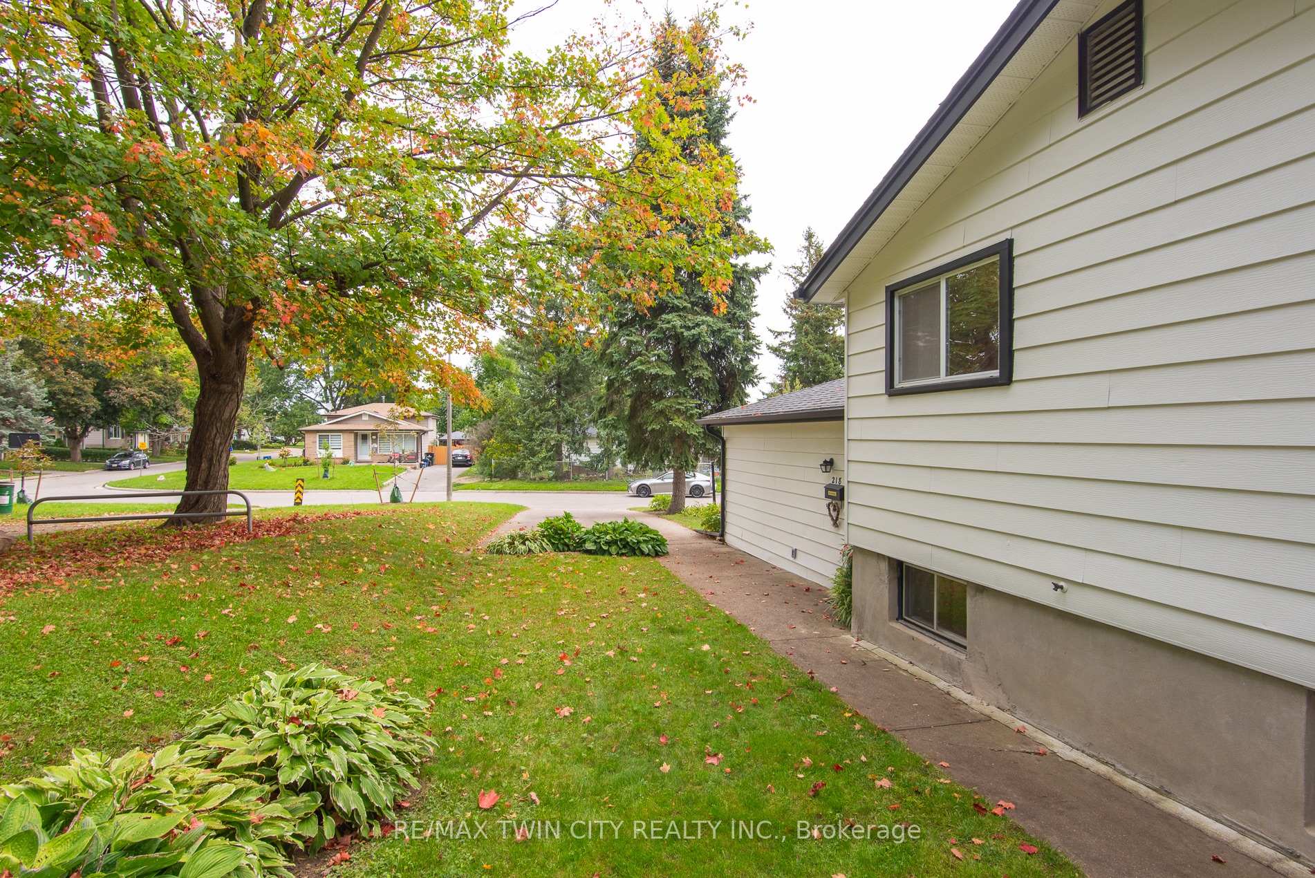 Photo 6 of 218 Pinedale Drive, Kitchener, Laurentian Hills — HOMEH