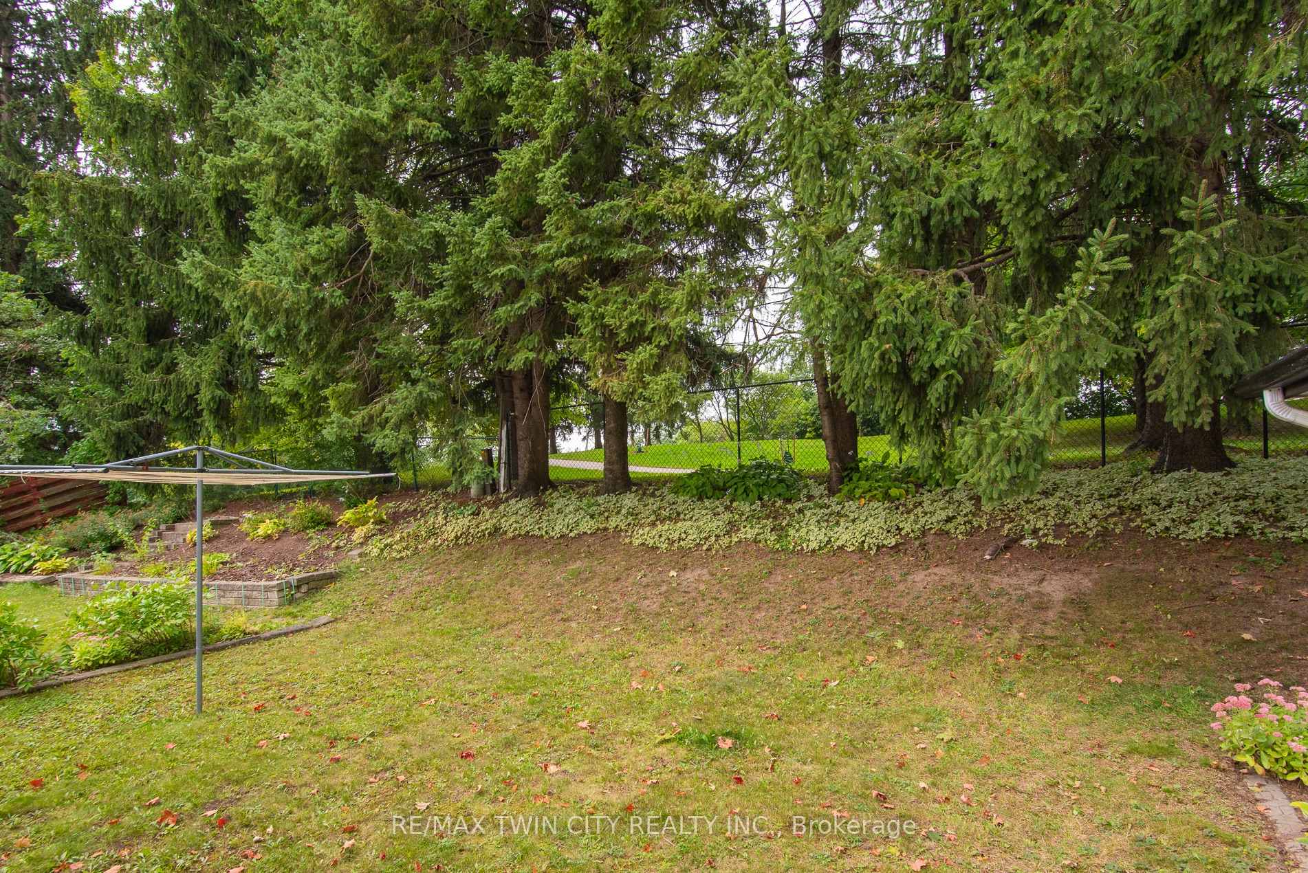 Photo 8 of 218 Pinedale Drive, Kitchener, Laurentian Hills — HOMEH