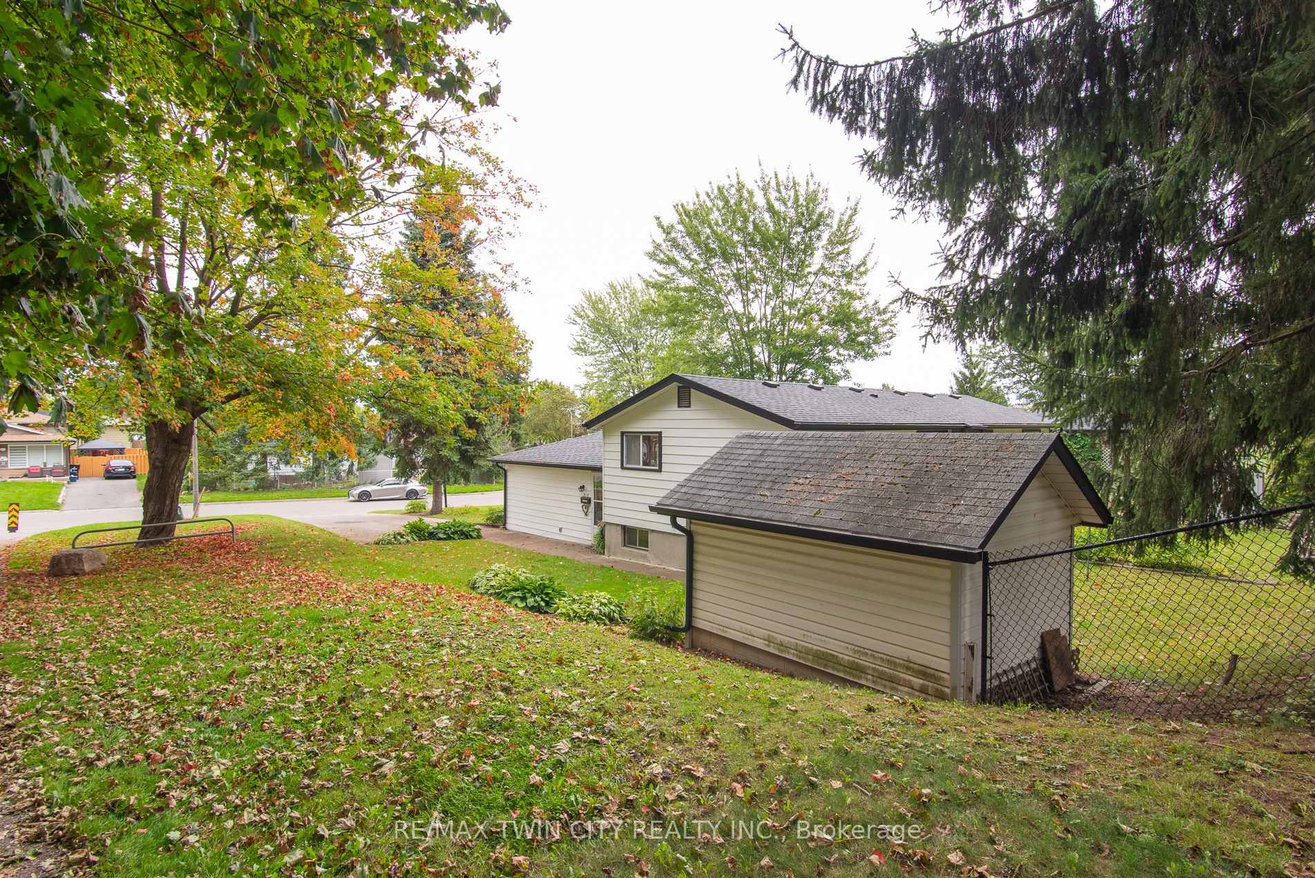 Photo 9 of 218 Pinedale Drive, Kitchener, Laurentian Hills — HOMEH