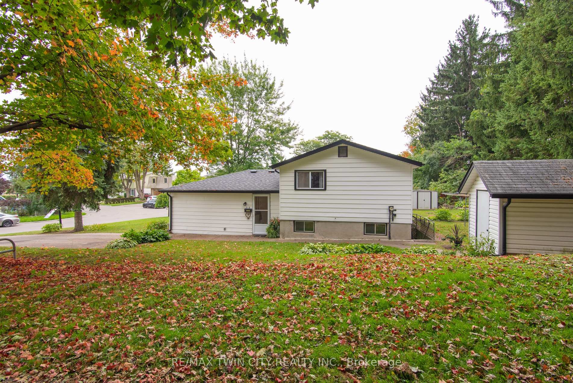 Photo 10 of 218 Pinedale Drive, Kitchener, Laurentian Hills — HOMEH