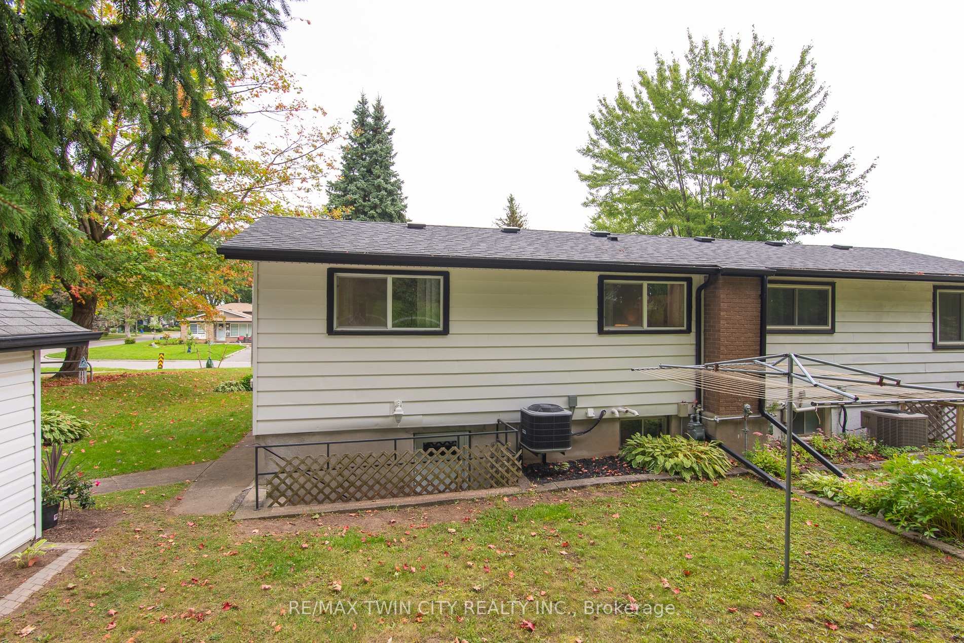 Photo 11 of 218 Pinedale Drive, Kitchener, Laurentian Hills — HOMEH