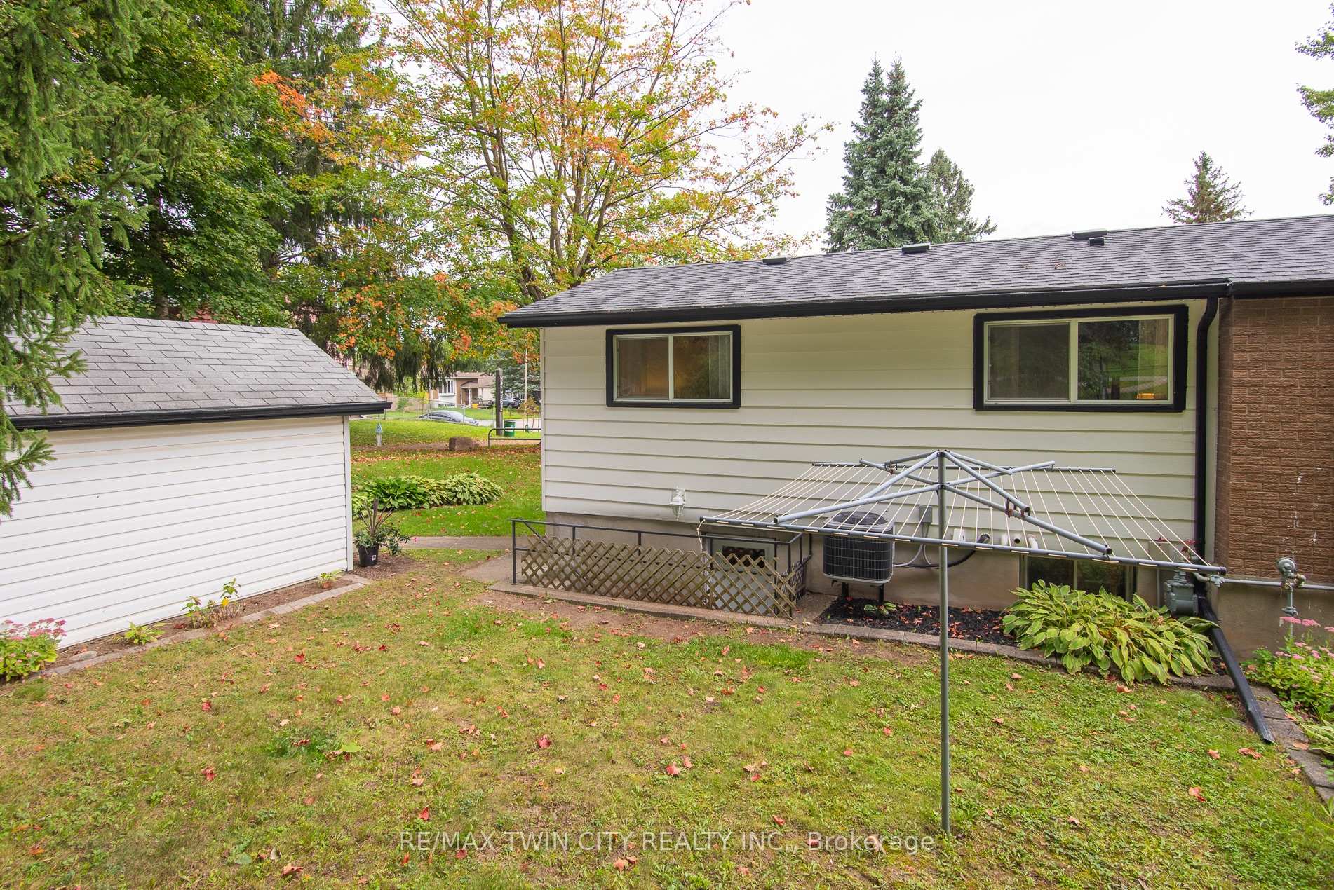 Photo 12 of 218 Pinedale Drive, Kitchener, Laurentian Hills — HOMEH