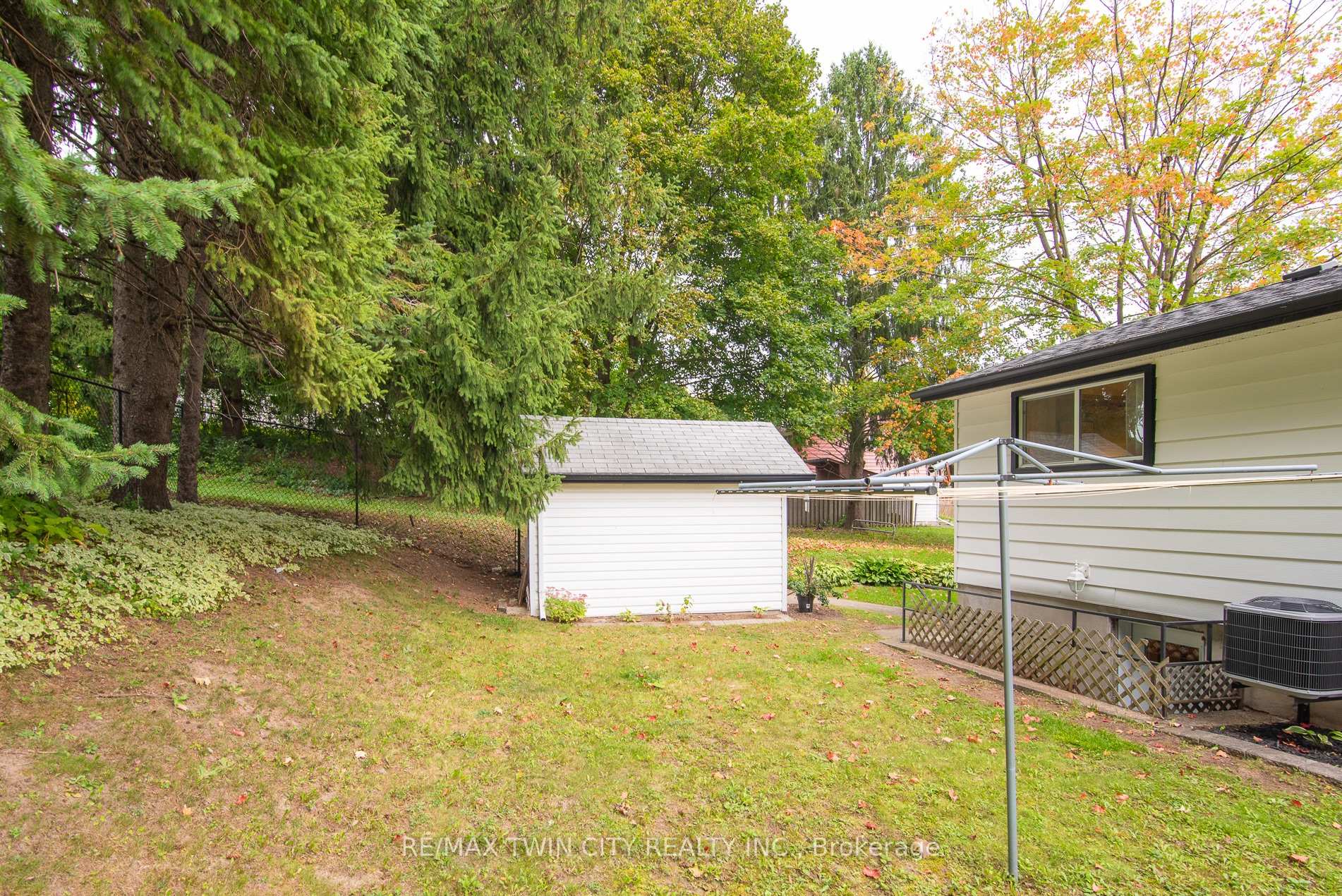 Photo 13 of 218 Pinedale Drive, Kitchener, Laurentian Hills — HOMEH