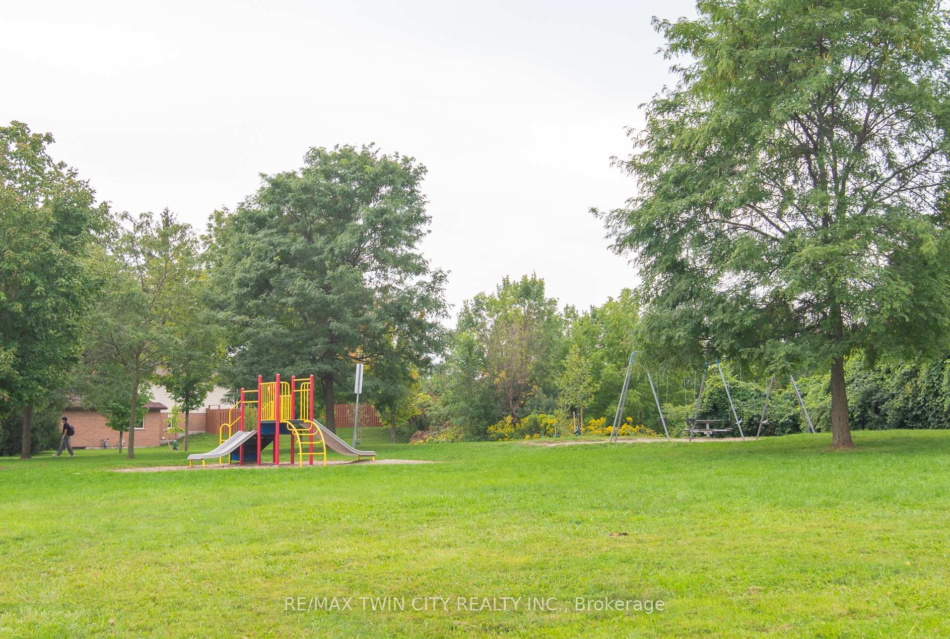 Photo 18 of 218 Pinedale Drive, Kitchener, Laurentian Hills — HOMEH
