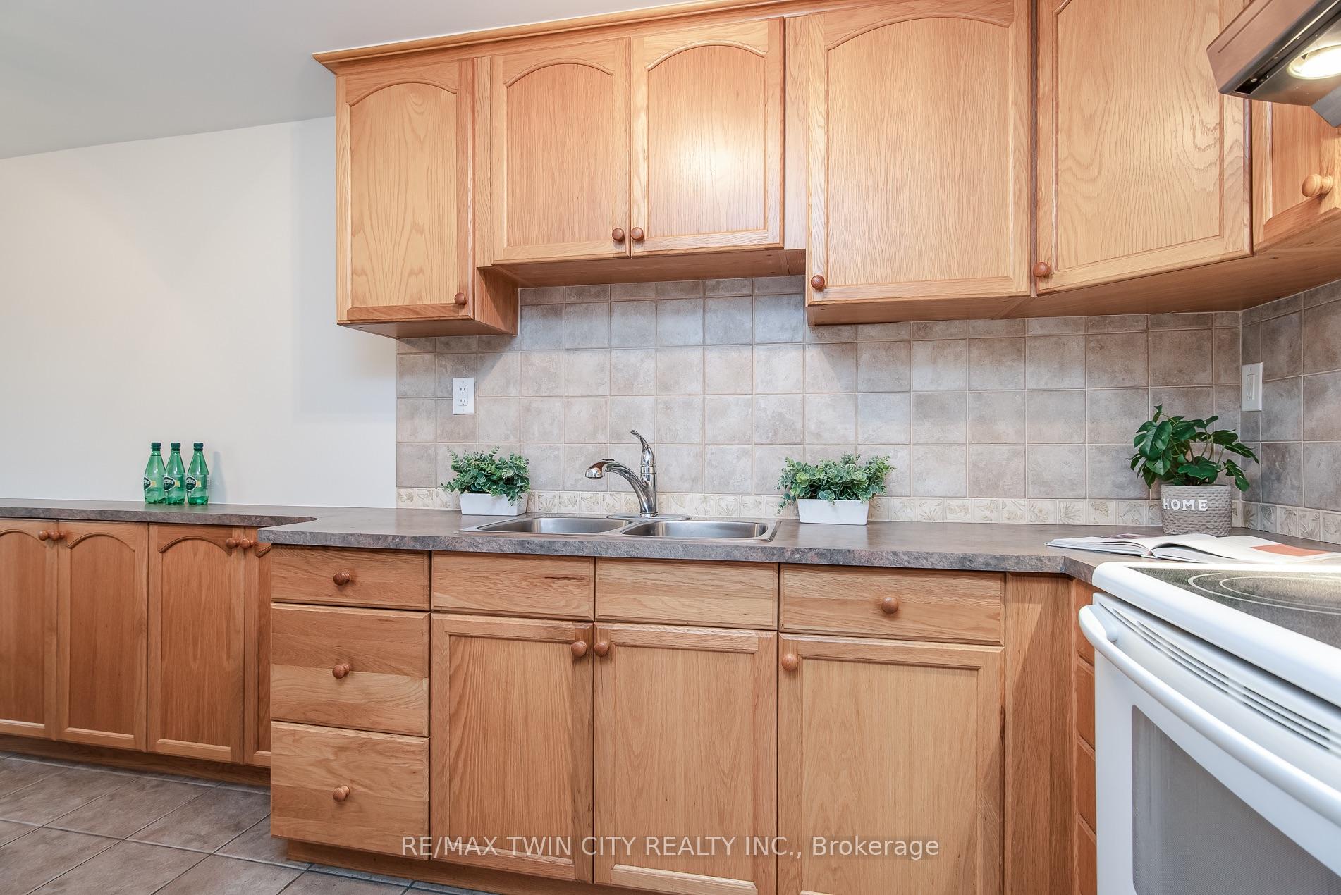Photo 25 of 218 Pinedale Drive, Kitchener, Laurentian Hills — HOMEH