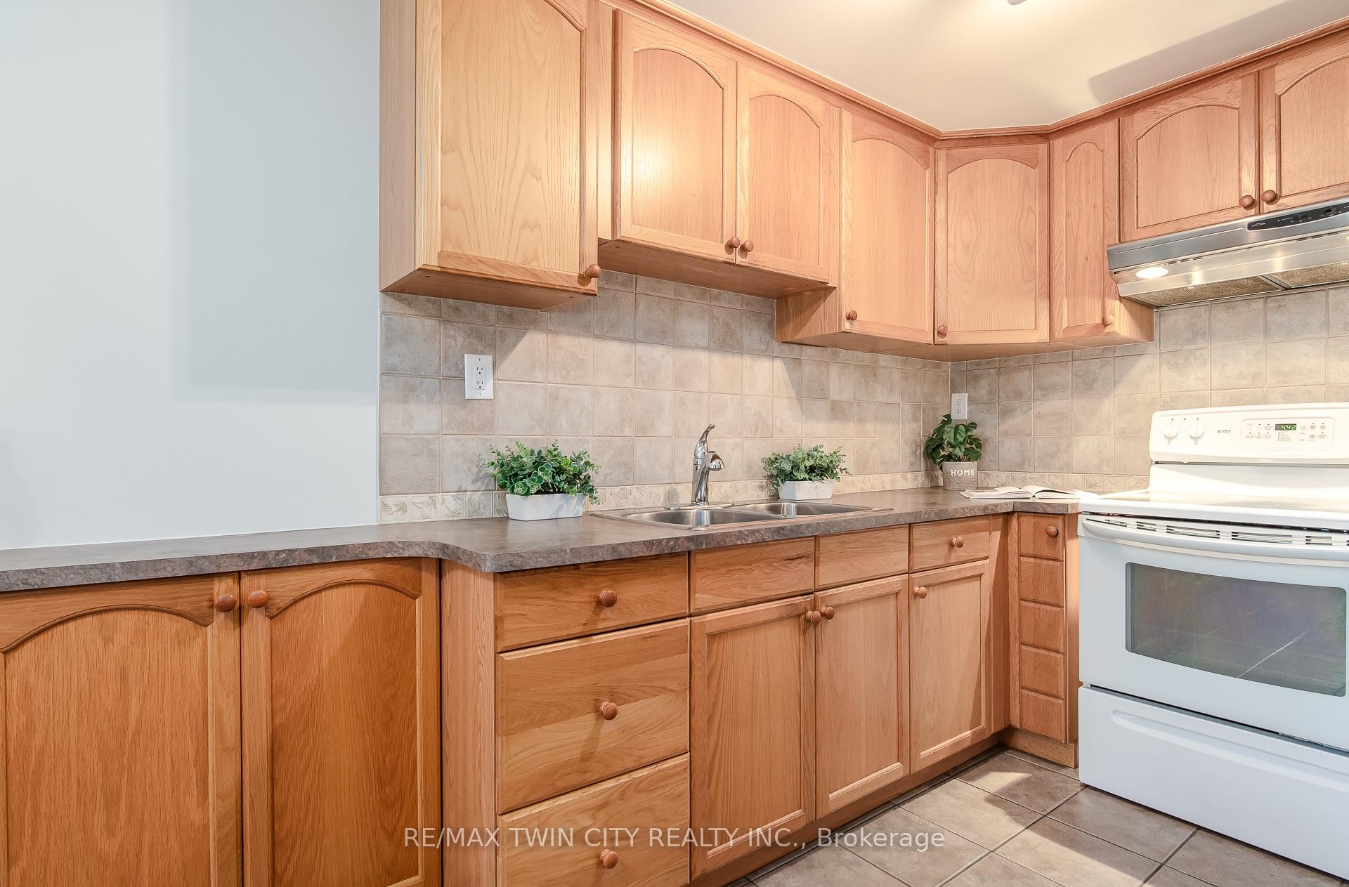 Photo 27 of 218 Pinedale Drive, Kitchener, Laurentian Hills — HOMEH